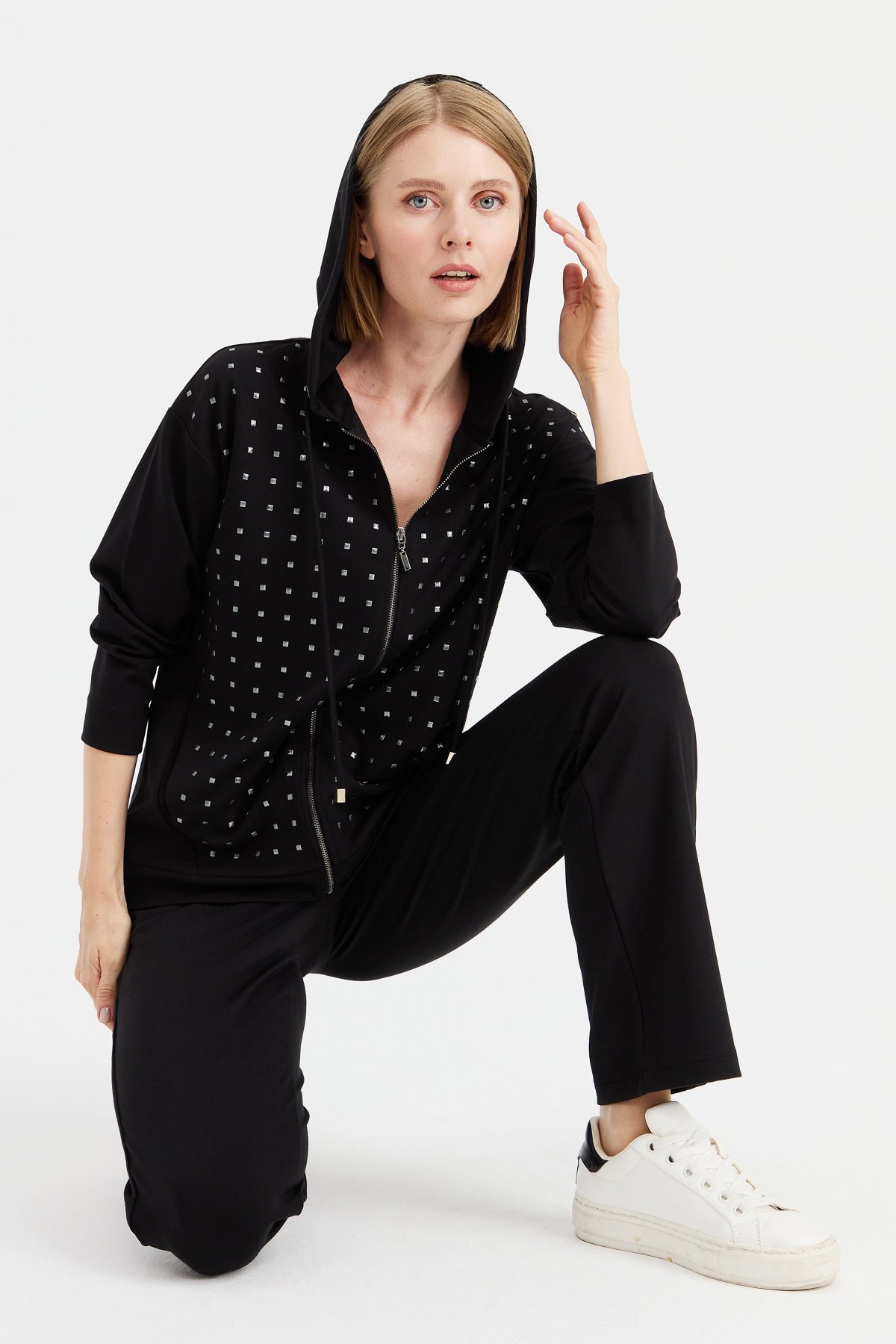 KMK23011Kadın Kapüşonlu Önü Minik Kare Taşlı Sweat Siyah