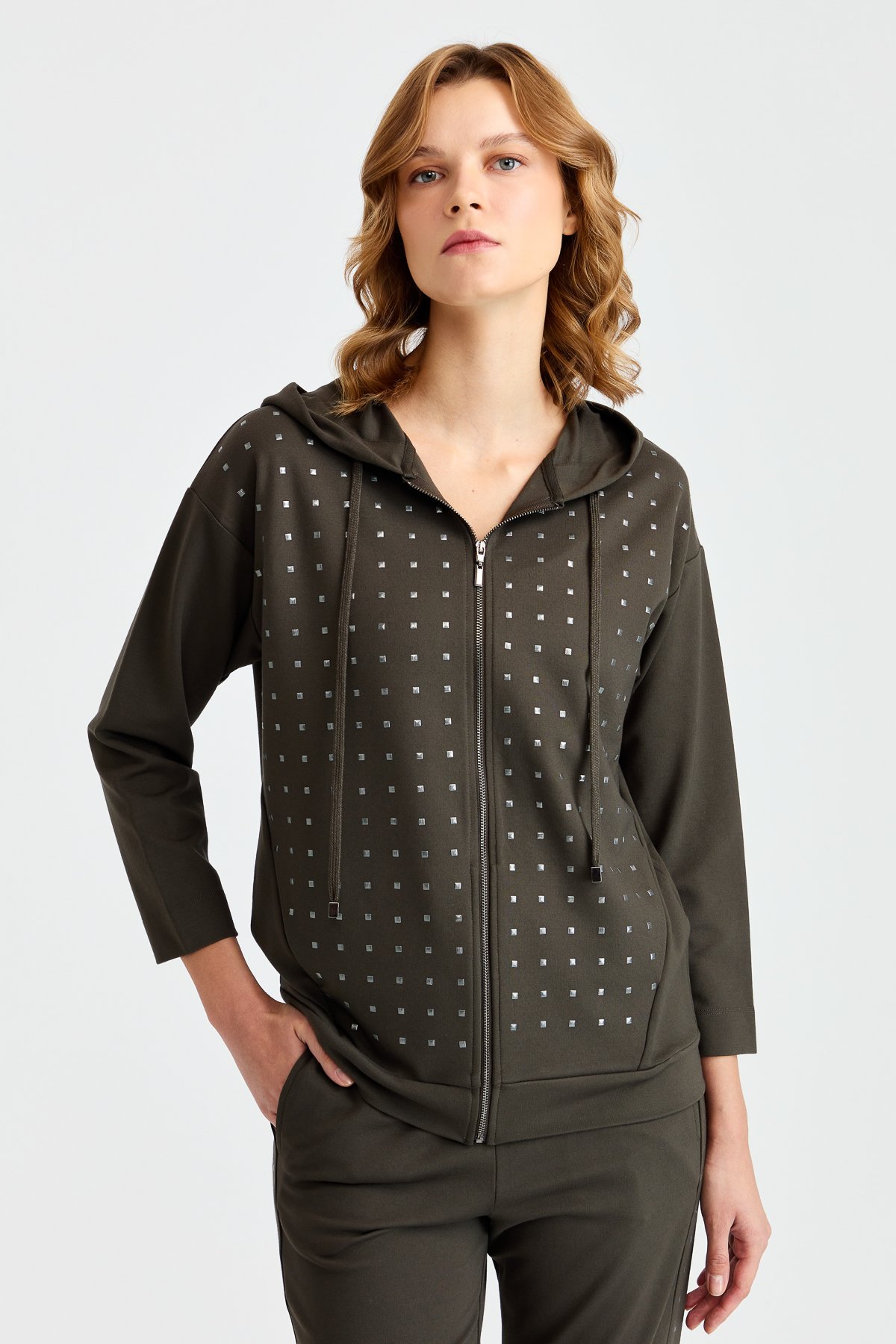 KMK23011Женский свитшот с капюшоном и маленькими квадратными камнями спереди