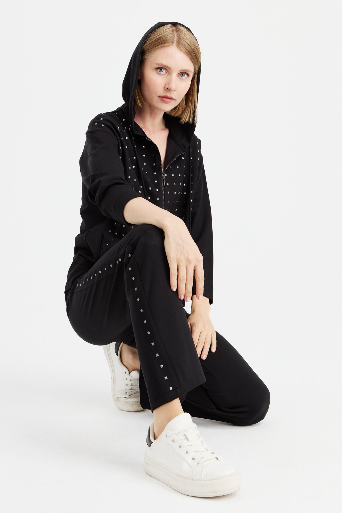 KMK23011Kadın Kapüşonlu Önü Minik Kare Taşlı Sweat Siyah