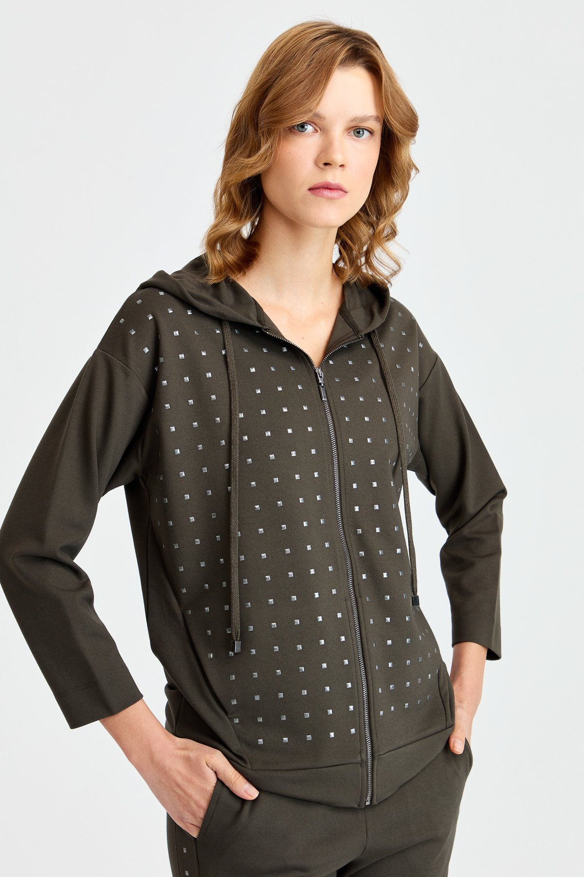 KMK23011Женский свитшот с капюшоном и маленькими квадратными камнями спереди