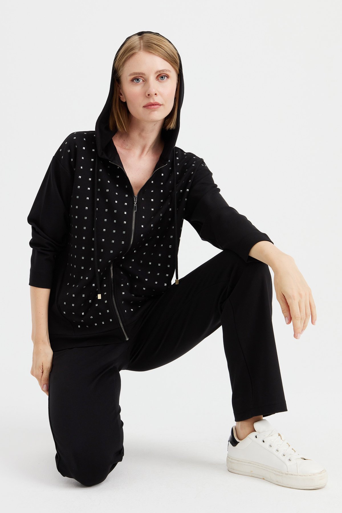 KMK23011Kadın Kapüşonlu Önü Minik Kare Taşlı Sweat Siyah