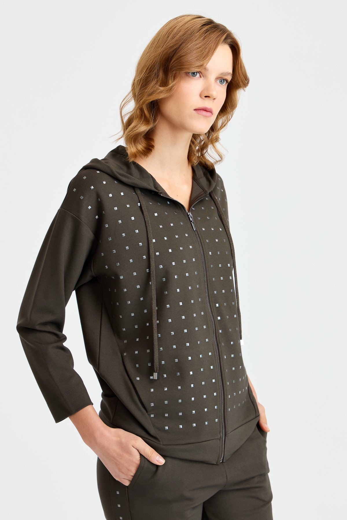 KMK23011Женский свитшот с капюшоном и маленькими квадратными камнями спереди