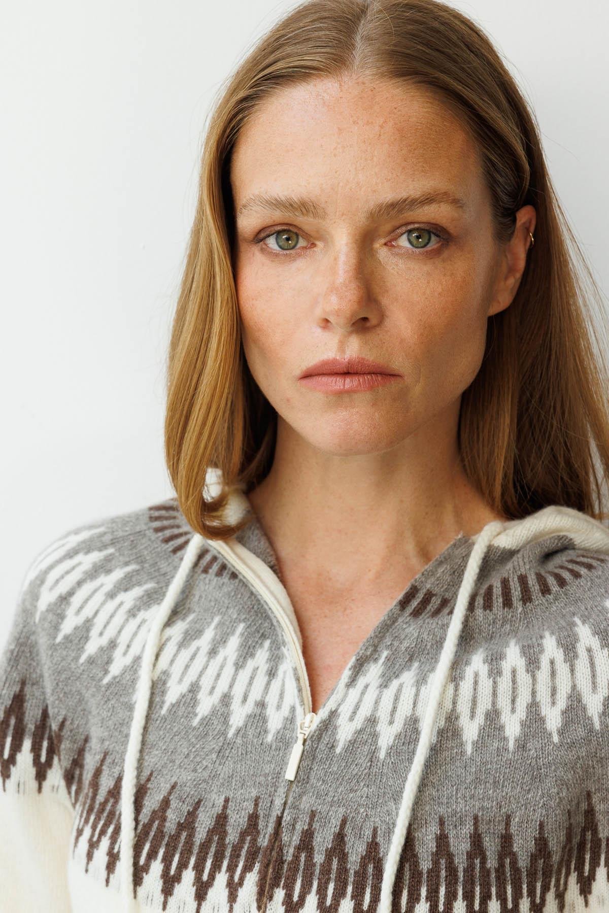 25230Kadın Kapüşonlu Robası Baklavalı Hırka Kemik