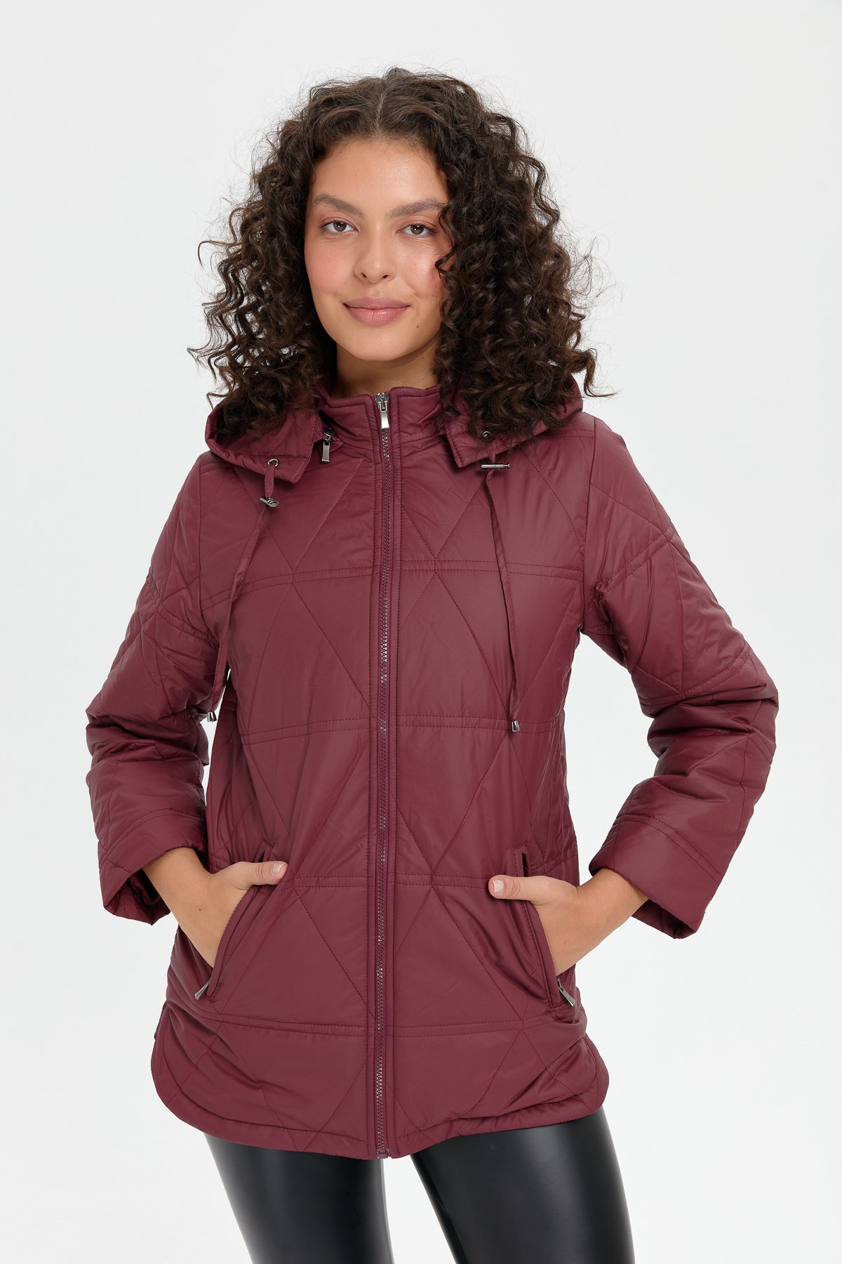 24413Kadın Kapüşonlu Üçgen Desenli Kısa Kapitone Kabana Bordo