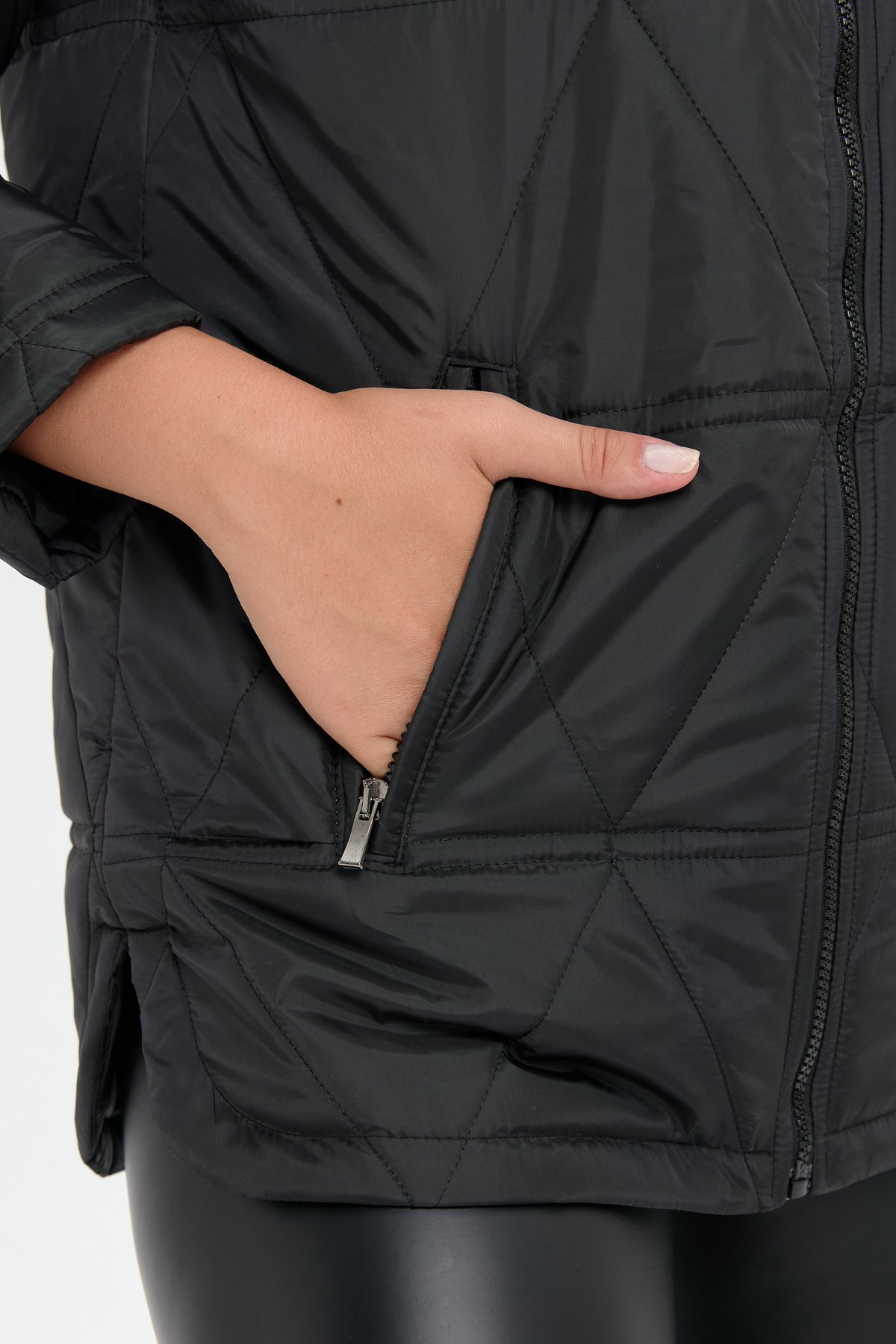 24413Kadın Kapüşonlu Üçgen Desenli Kısa Kapitone Kabana Siyah