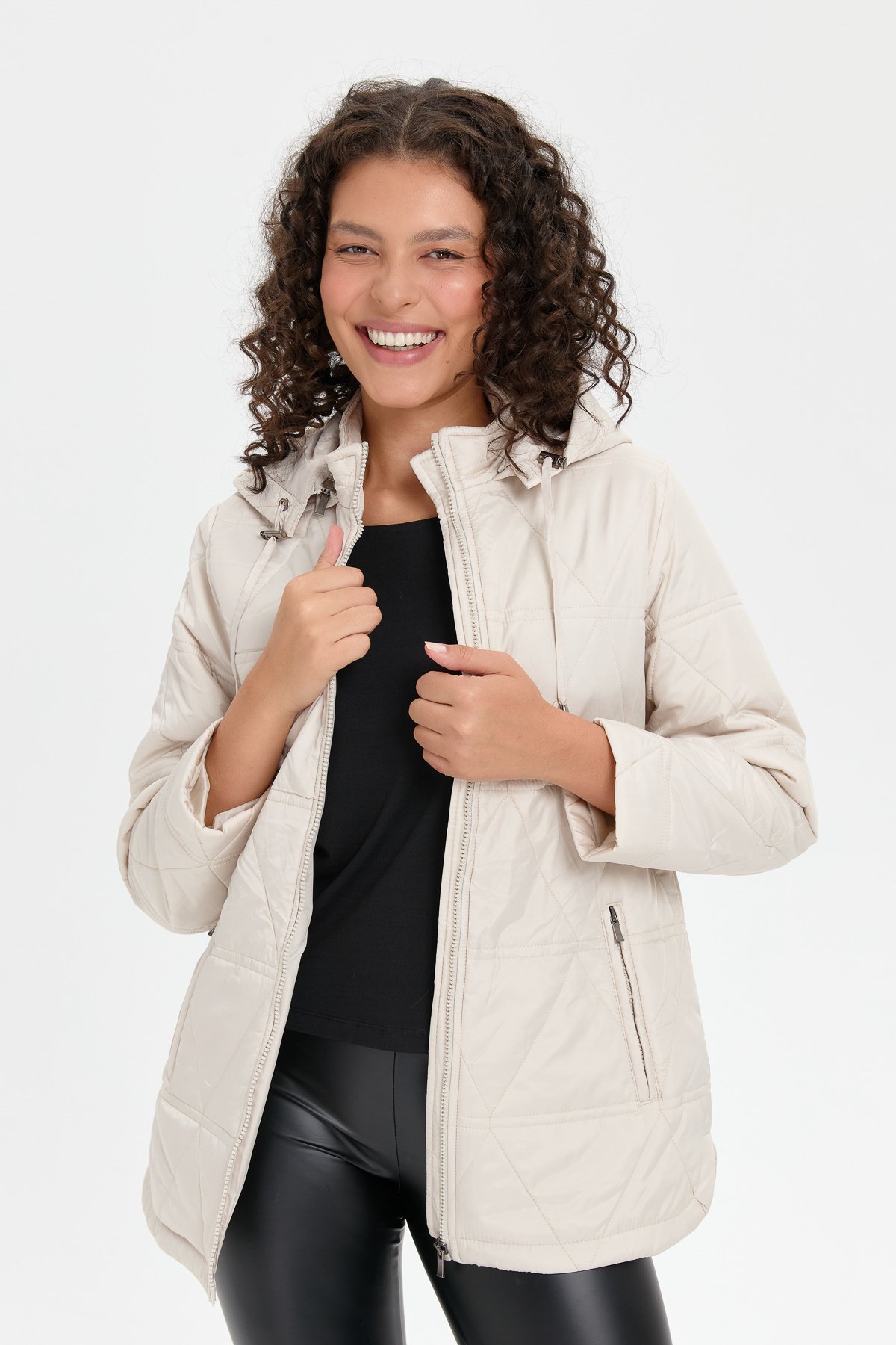 24413Kadın Kapüşonlu Üçgen Desenli Kısa Kapitone Kabana Taş