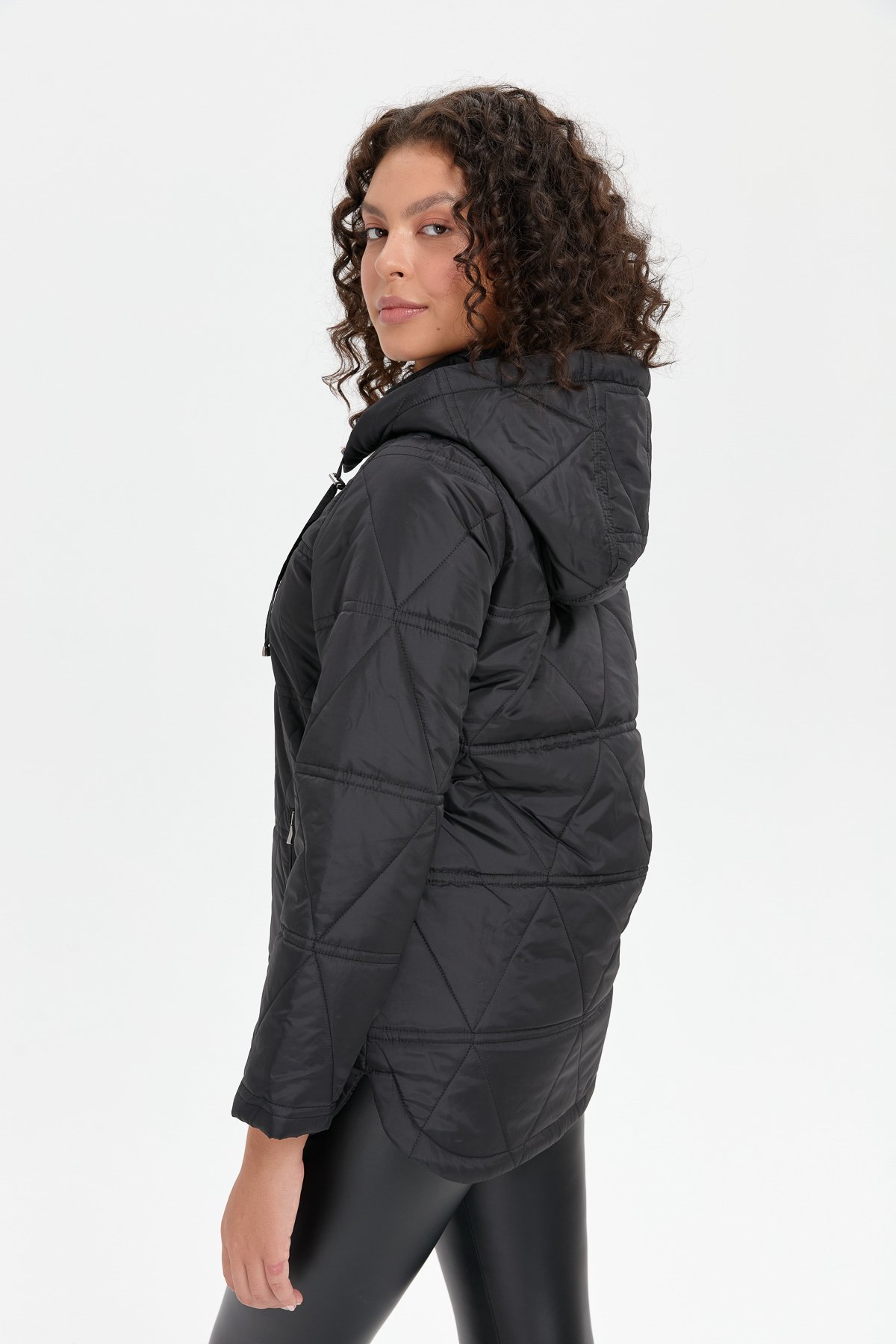 24413Kadın Kapüşonlu Üçgen Desenli Kısa Kapitone Kabana Siyah