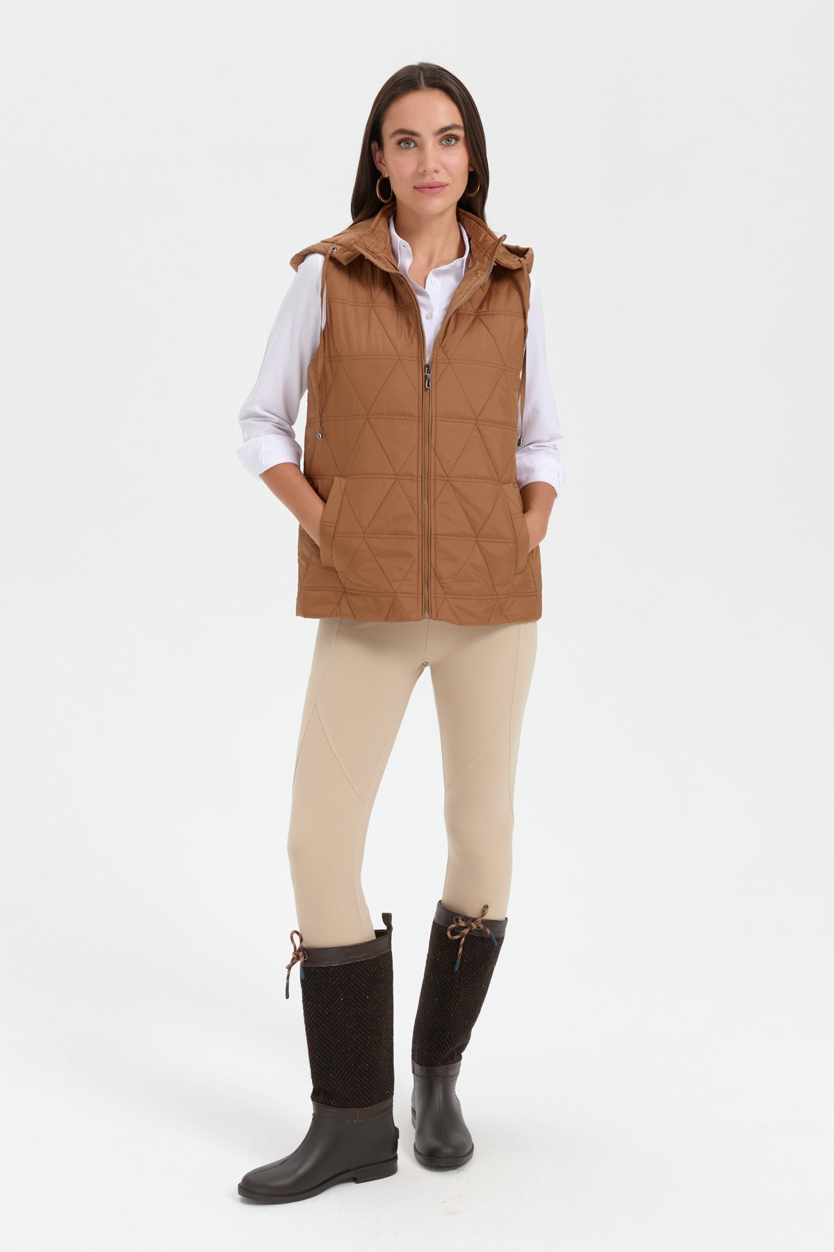 24414Kadın Kapüşonlu Üçgen Desenli Kısa Kapitone Yelek Vizon