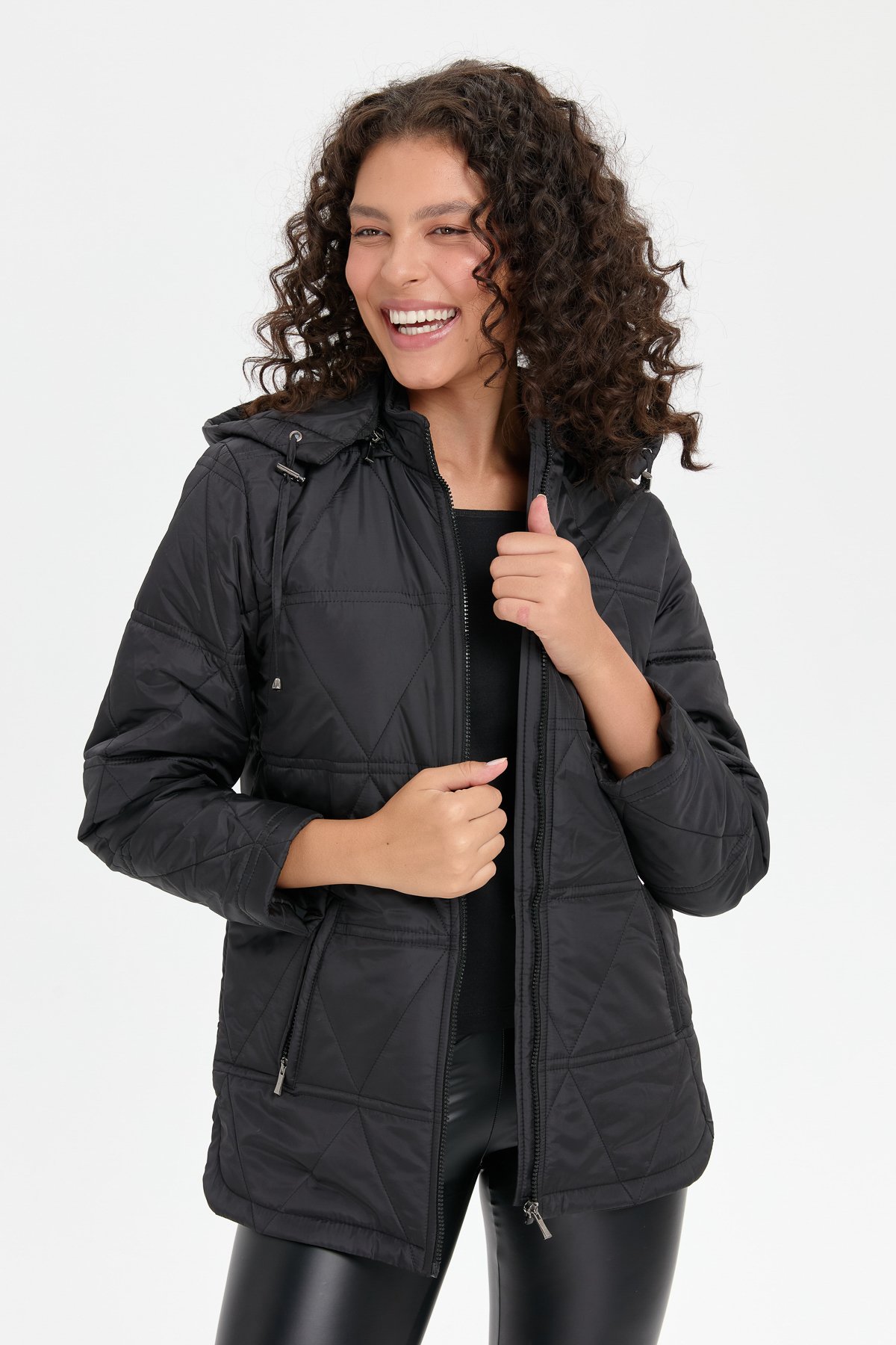 24413Kadın Kapüşonlu Üçgen Desenli Kısa Kapitone Kabana Siyah