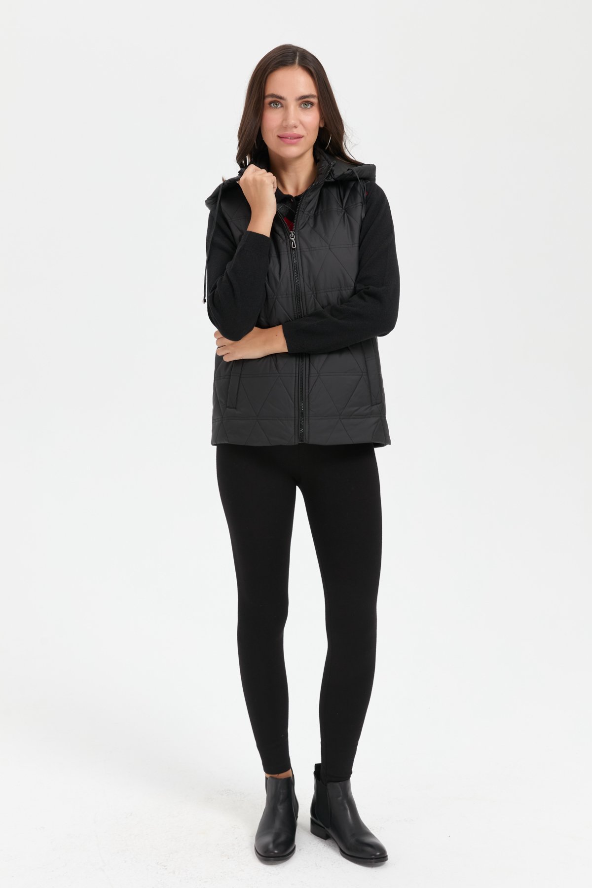 24414Kadın Kapüşonlu Üçgen Desenli Kısa Kapitone Yelek Siyah