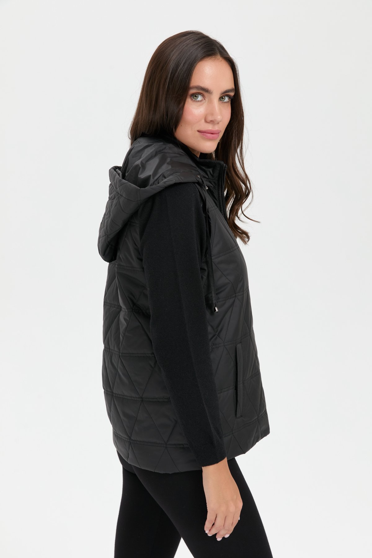 24414Kadın Kapüşonlu Üçgen Desenli Kısa Kapitone Yelek Siyah