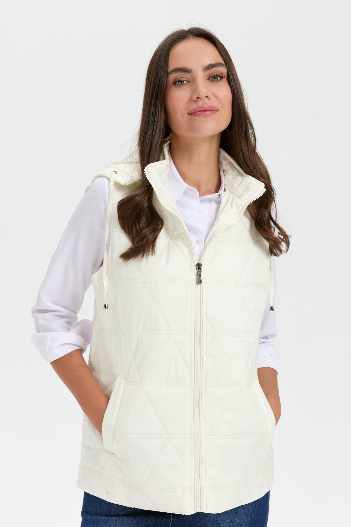 24414Kadın Kapüşonlu Üçgen Desenli Kısa Kapitone Yelek Taş