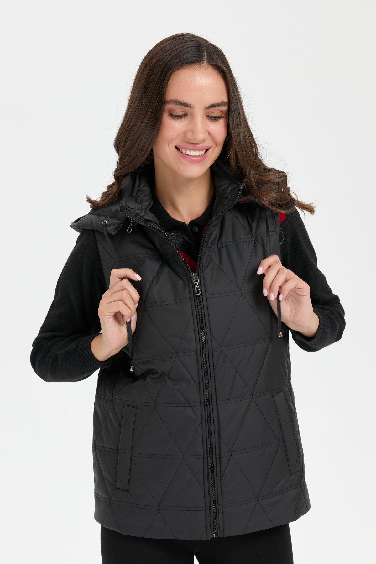 24414Kadın Kapüşonlu Üçgen Desenli Kısa Kapitone Yelek Siyah