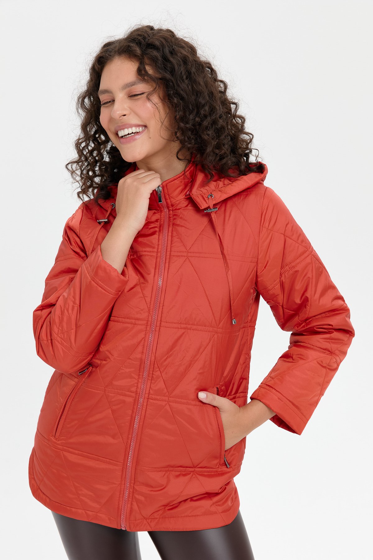 24413Kadın Kapüşonlu Üçgen Desenli Kısa Kapitone Kabana Kiremit