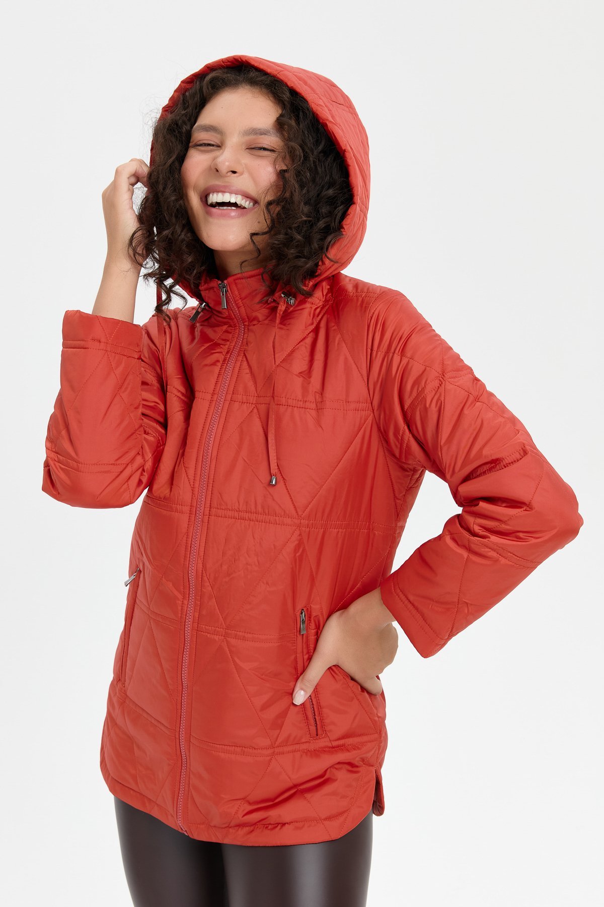 24413Kadın Kapüşonlu Üçgen Desenli Kısa Kapitone Kabana Kiremit