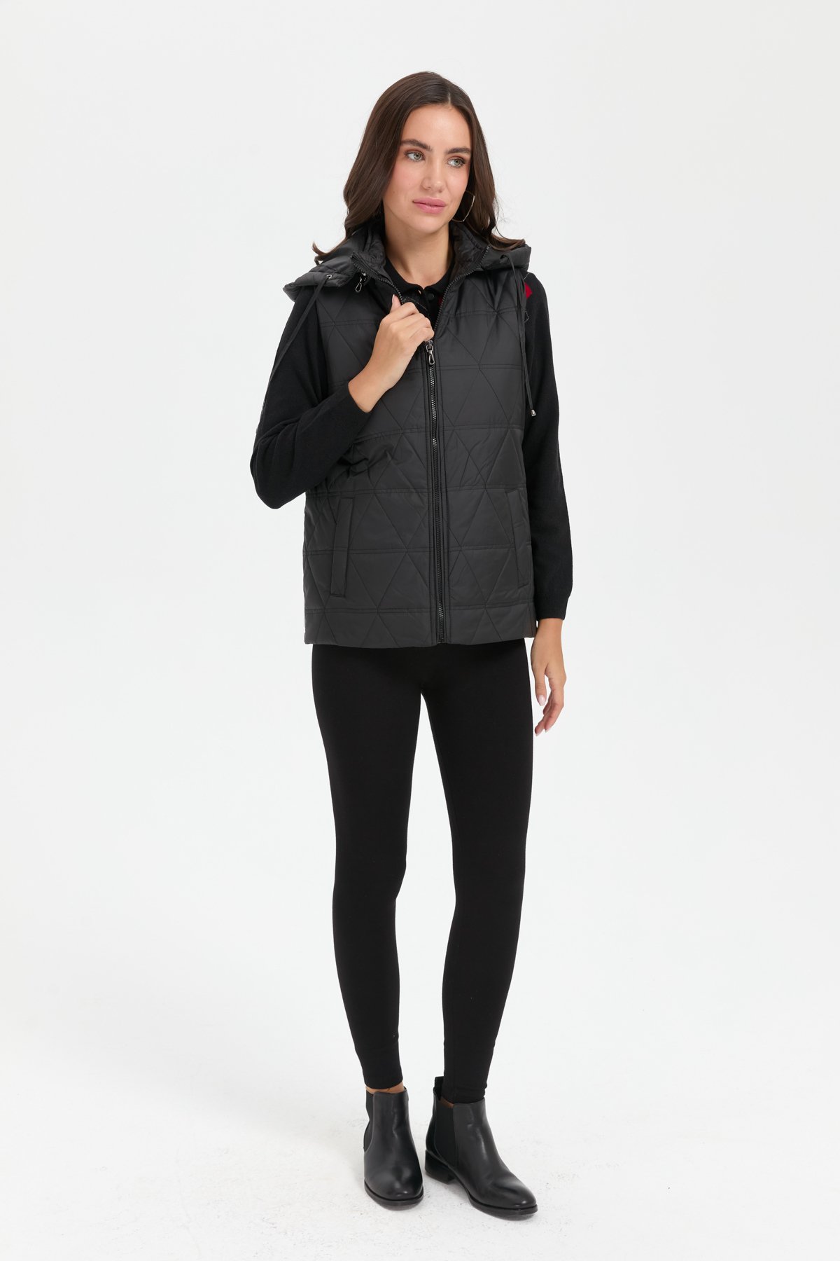 24414Kadın Kapüşonlu Üçgen Desenli Kısa Kapitone Yelek Siyah