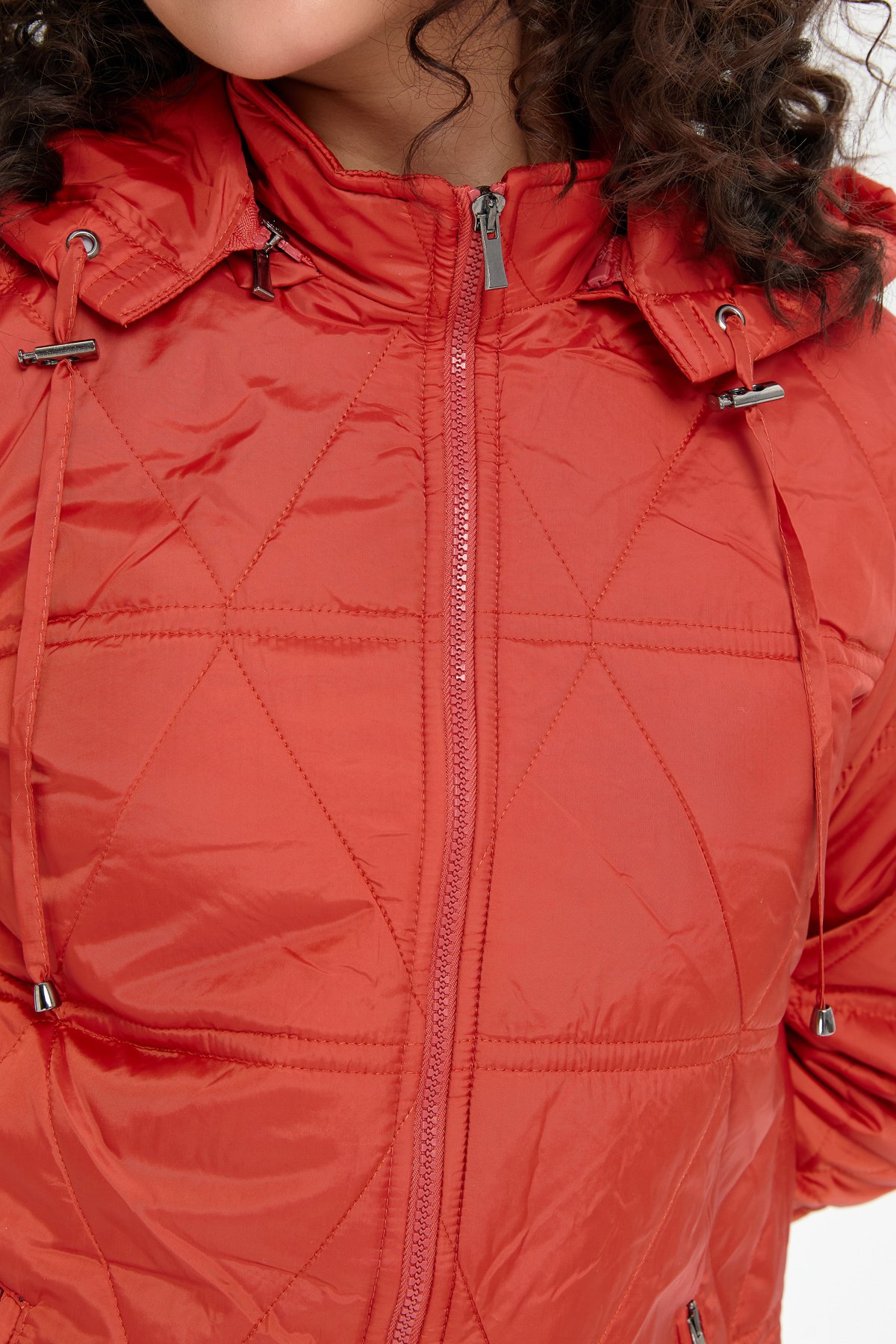 24413Kadın Kapüşonlu Üçgen Desenli Kısa Kapitone Kabana Kiremit