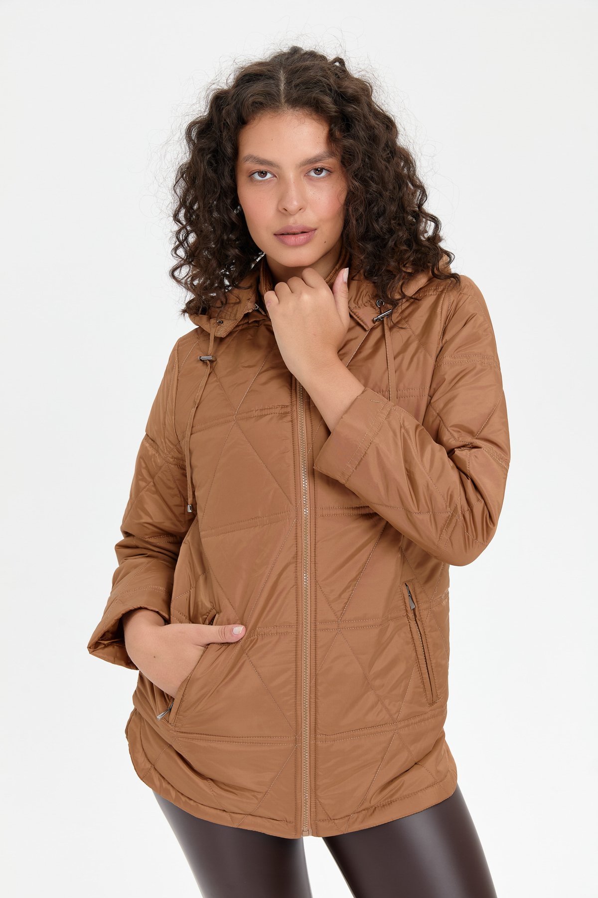 24413Kadın Kapüşonlu Üçgen Desenli Kısa Kapitone Kabana Vizon