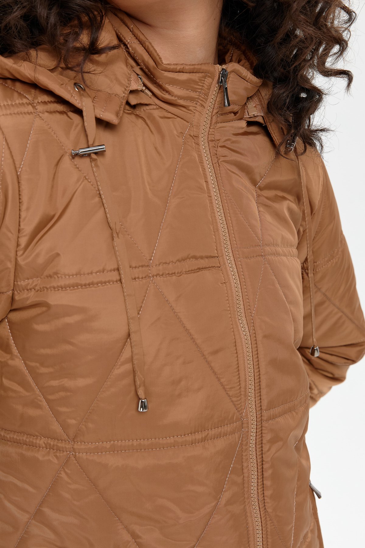 24413Kadın Kapüşonlu Üçgen Desenli Kısa Kapitone Kabana Vizon