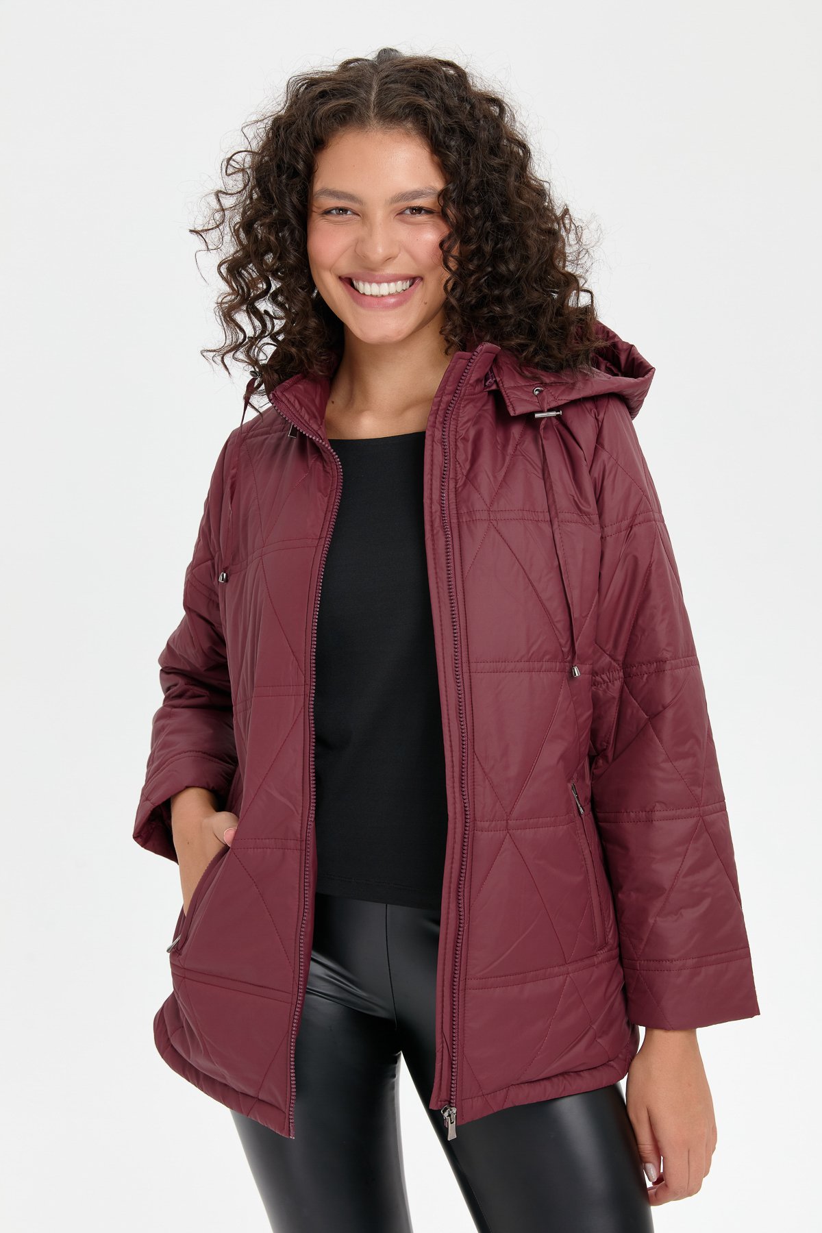 24413Kadın Kapüşonlu Üçgen Desenli Kısa Kapitone Kabana Bordo