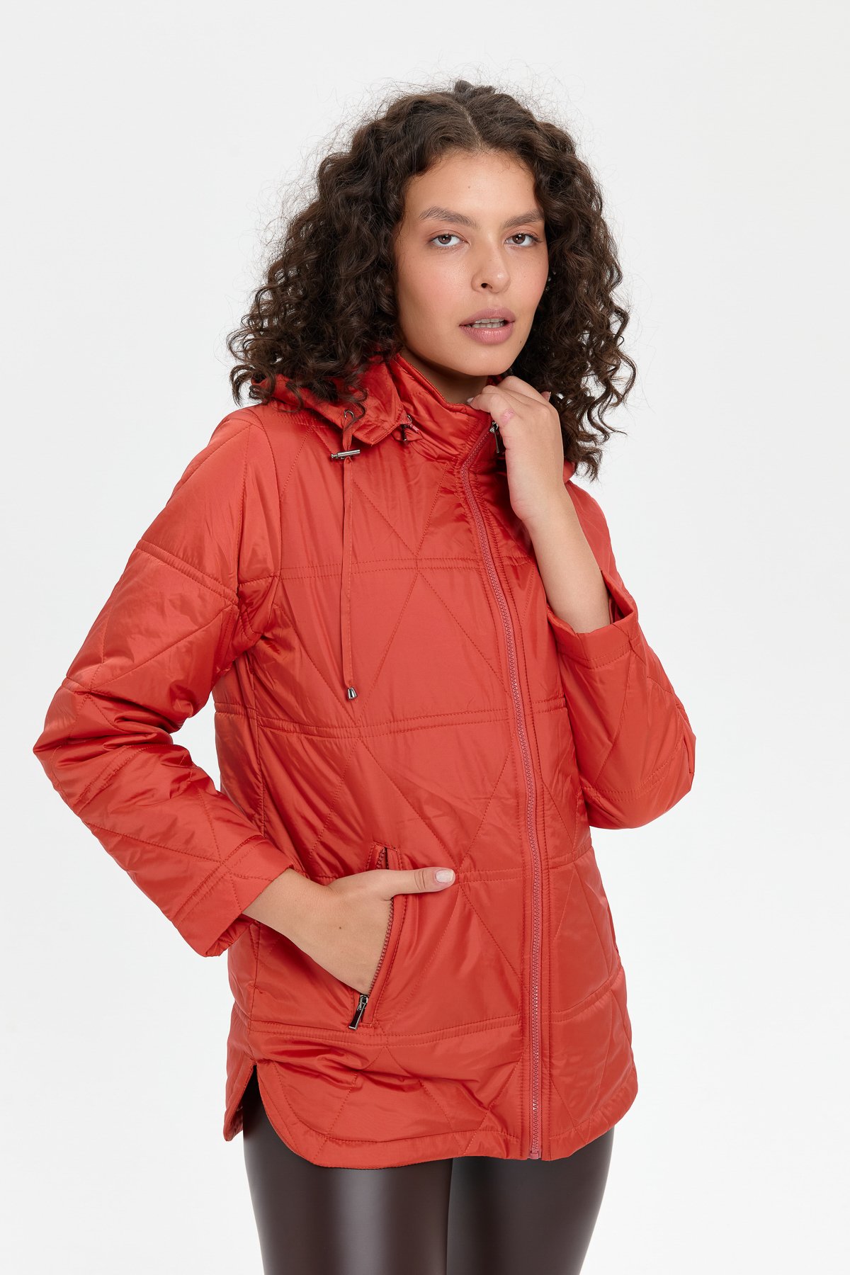 24413Kadın Kapüşonlu Üçgen Desenli Kısa Kapitone Kabana Kiremit