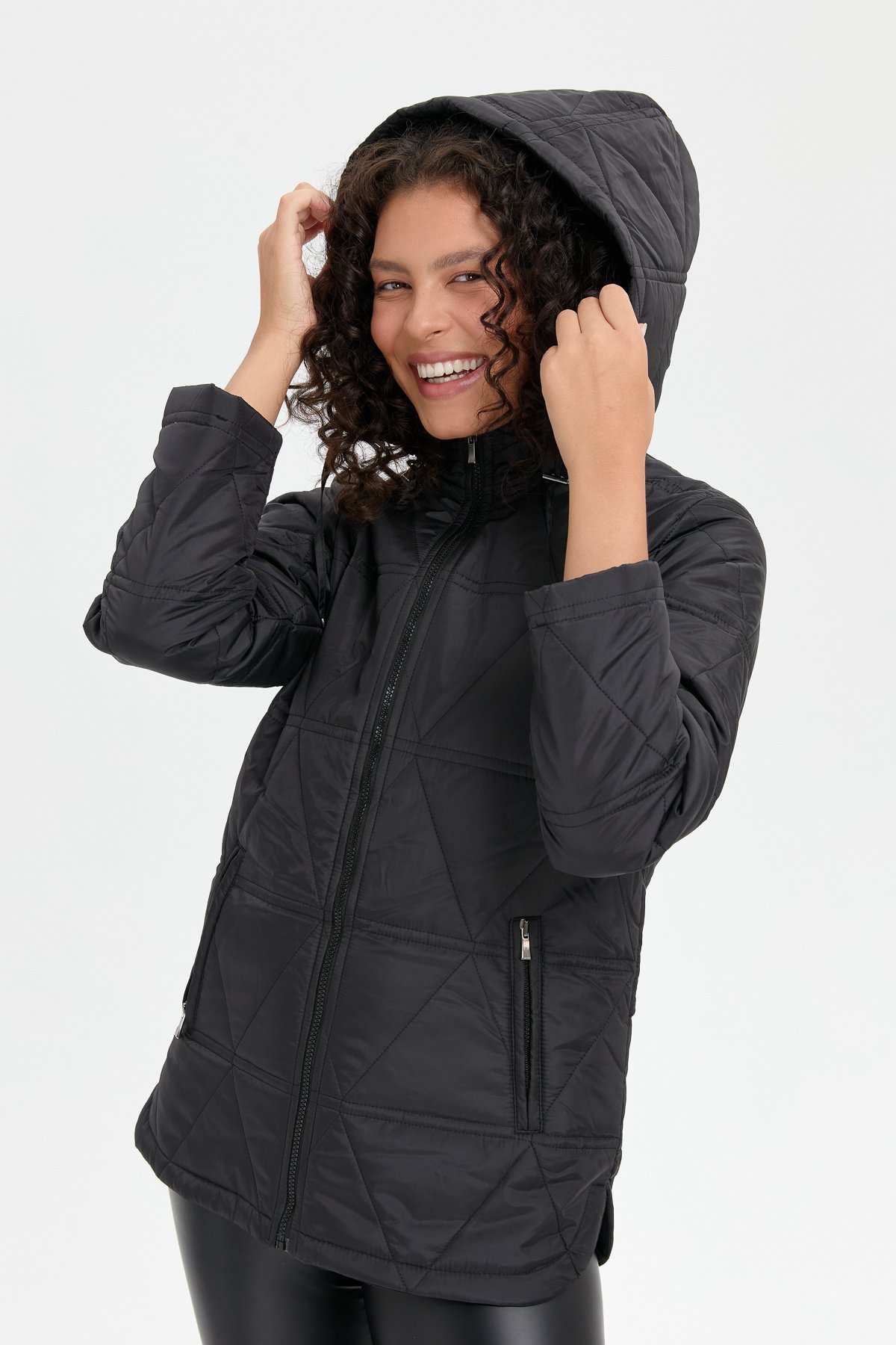 24413Kadın Kapüşonlu Üçgen Desenli Kısa Kapitone Kabana Siyah