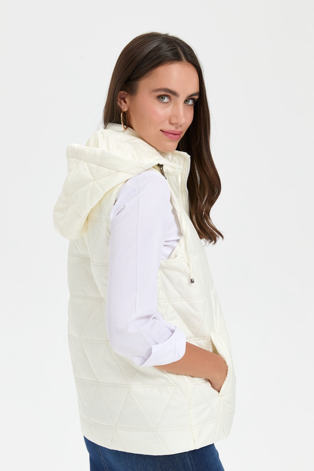 24414Kadın Kapüşonlu Üçgen Desenli Kısa Kapitone Yelek Taş