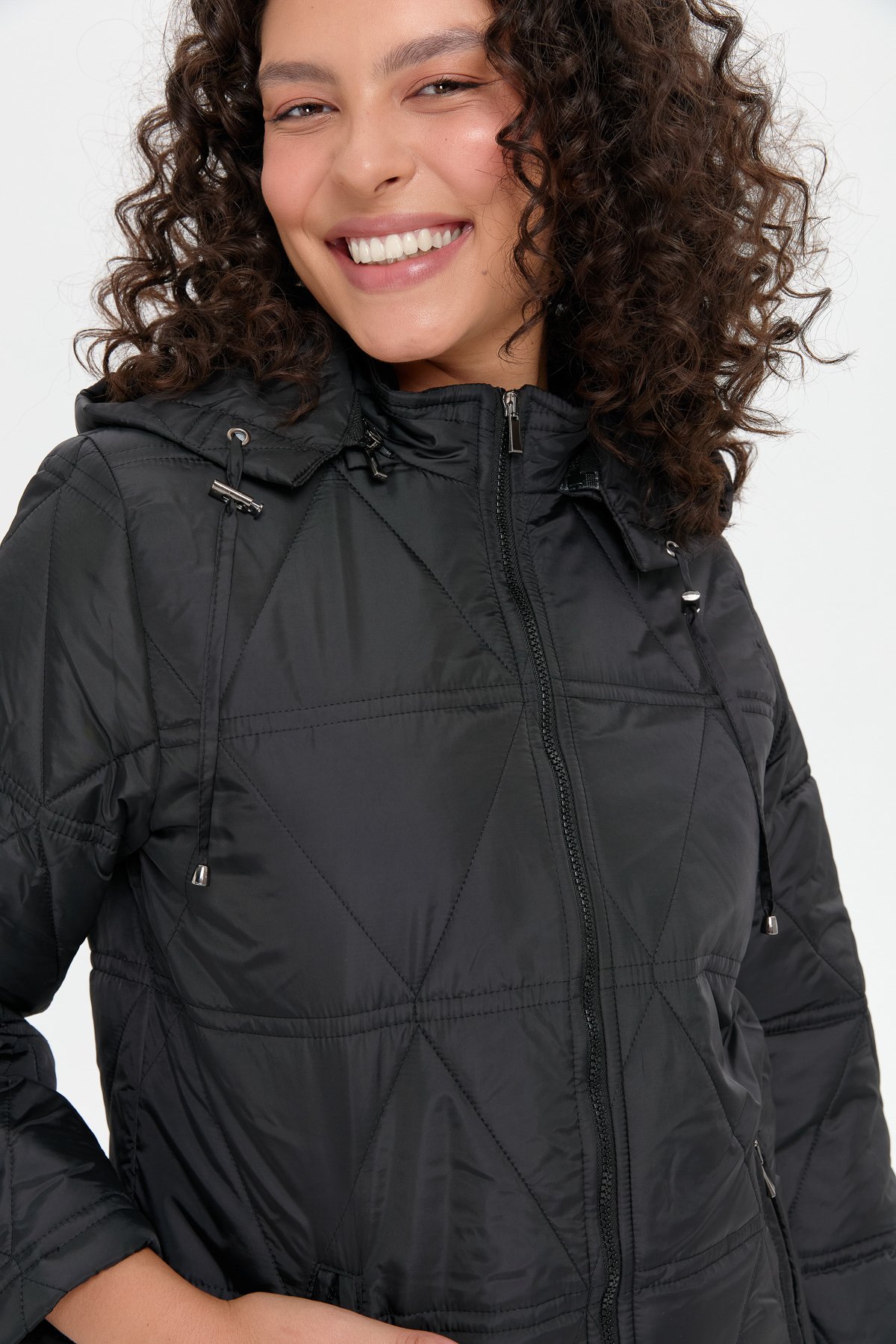 24413Kadın Kapüşonlu Üçgen Desenli Kısa Kapitone Kabana Siyah