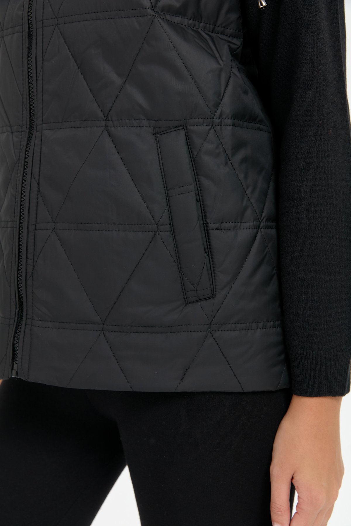 24414Kadın Kapüşonlu Üçgen Desenli Kısa Kapitone Yelek Siyah