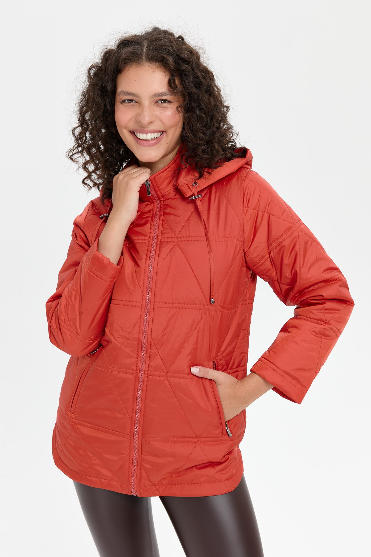 24413Kadın Kapüşonlu Üçgen Desenli Kısa Kapitone Kabana Kiremit