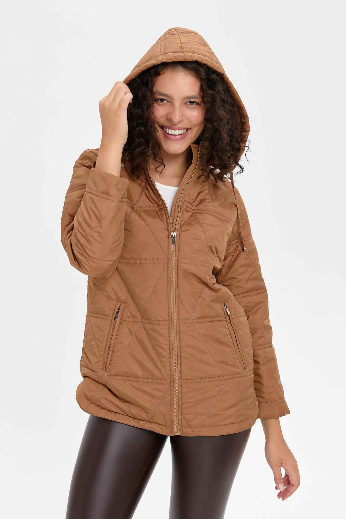 24413Kadın Kapüşonlu Üçgen Desenli Kısa Kapitone Kabana Vizon