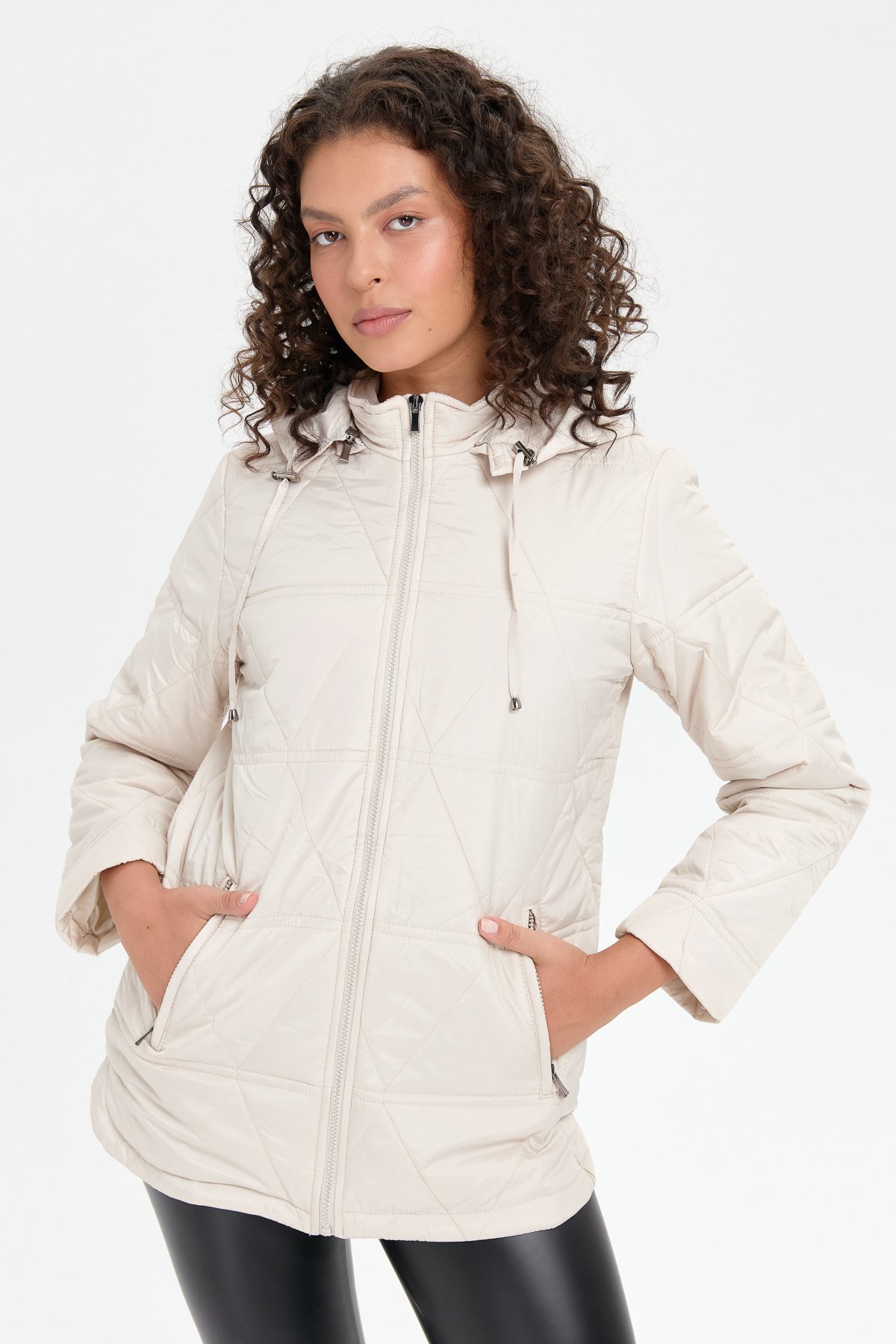 24413Kadın Kapüşonlu Üçgen Desenli Kısa Kapitone Kabana Taş