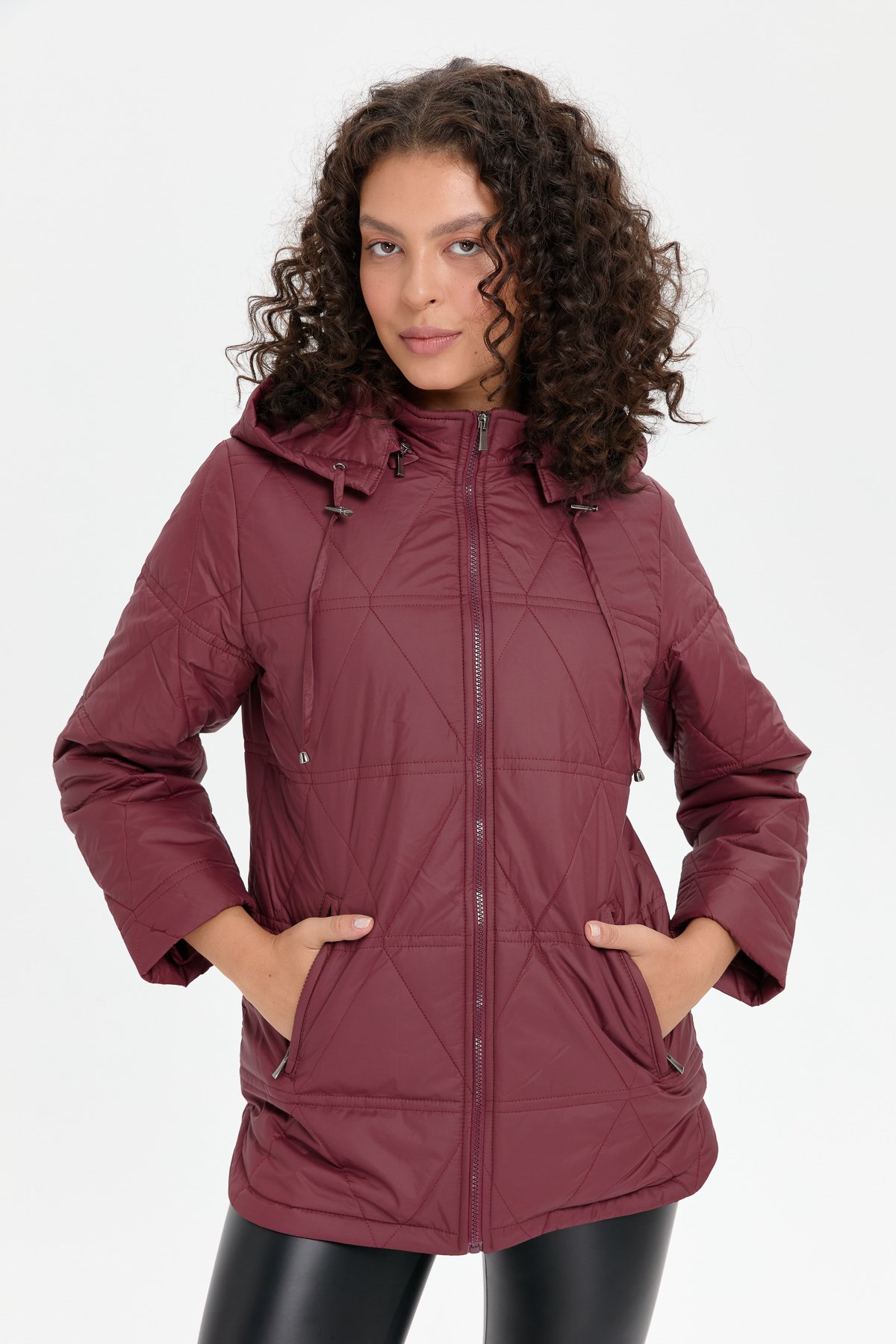 24413Kadın Kapüşonlu Üçgen Desenli Kısa Kapitone Kabana Bordo