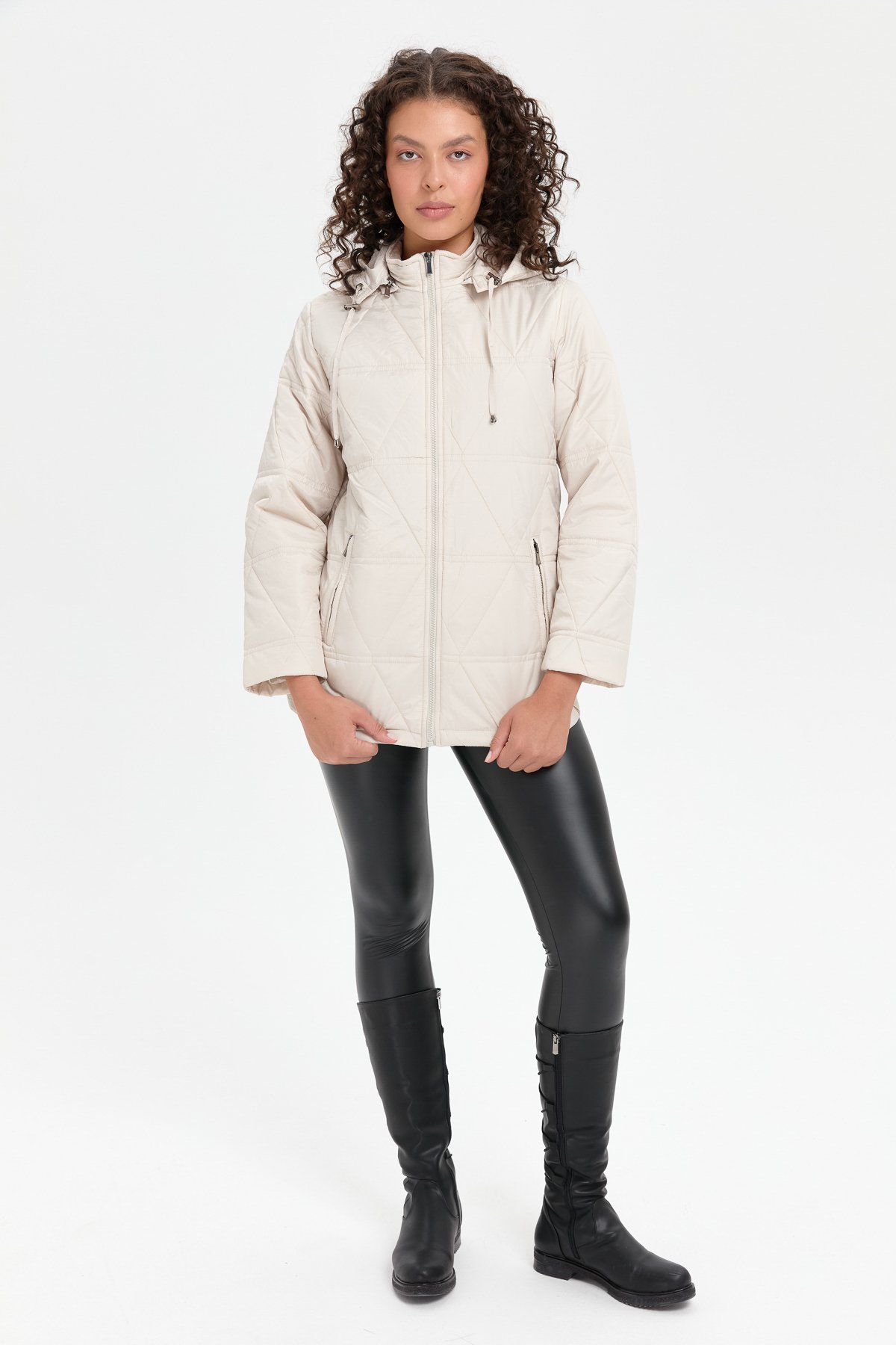 24413Kadın Kapüşonlu Üçgen Desenli Kısa Kapitone Kabana Taş