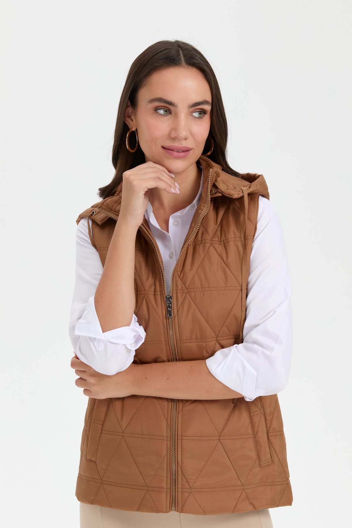 24414Kadın Kapüşonlu Üçgen Desenli Kısa Kapitone Yelek Vizon