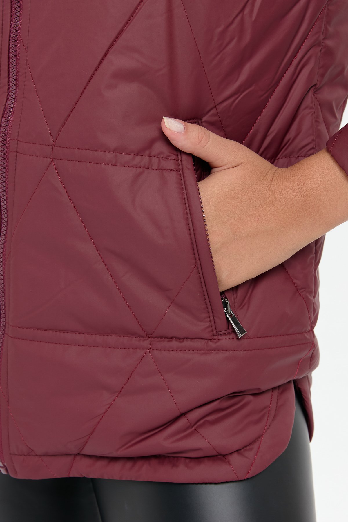 24413Kadın Kapüşonlu Üçgen Desenli Kısa Kapitone Kabana Bordo