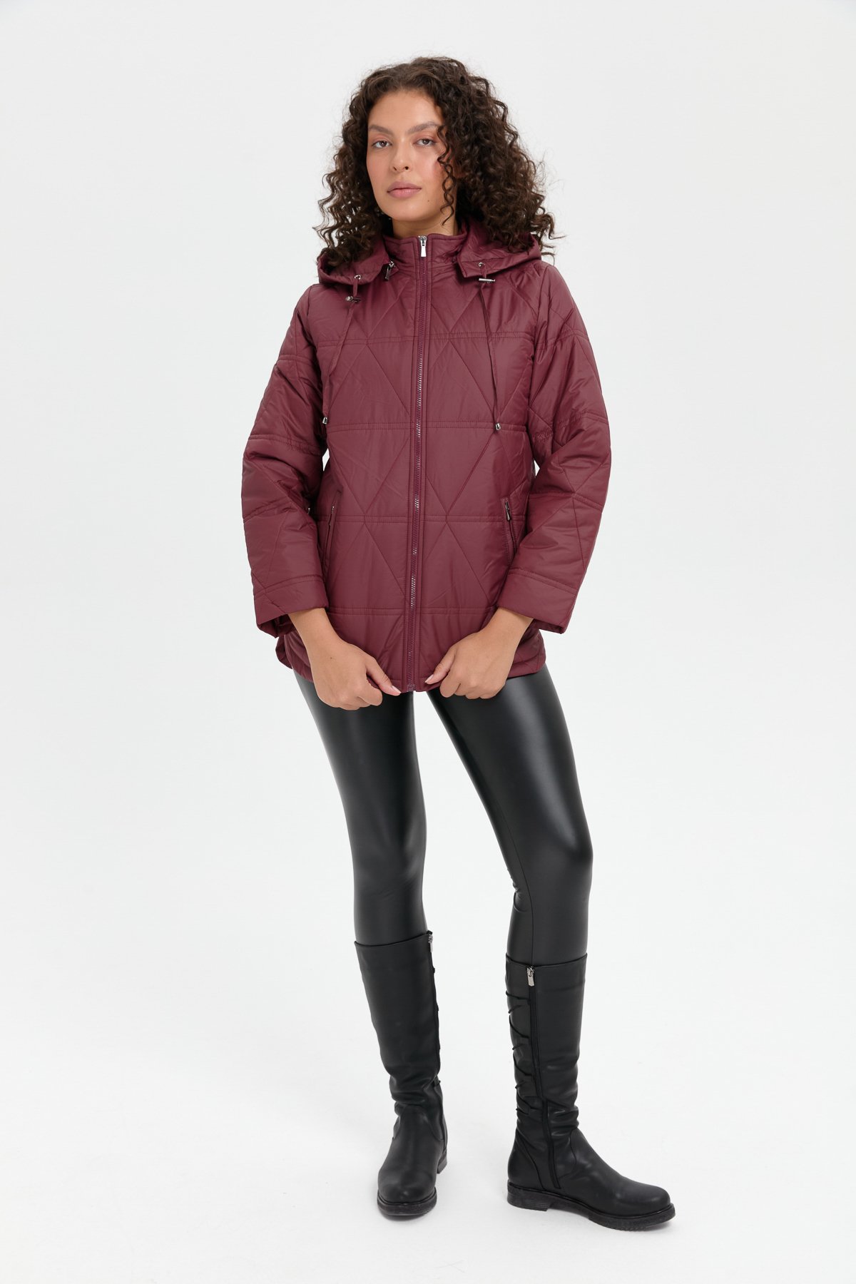 24413Kadın Kapüşonlu Üçgen Desenli Kısa Kapitone Kabana Bordo