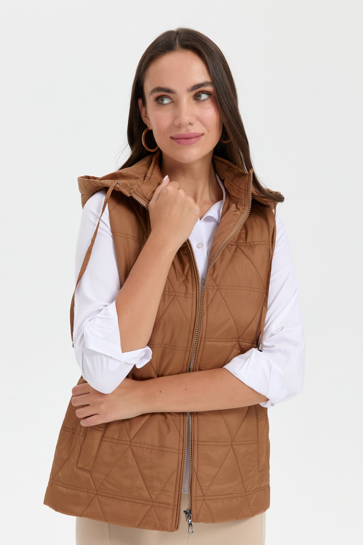 24414Kadın Kapüşonlu Üçgen Desenli Kısa Kapitone Yelek Vizon