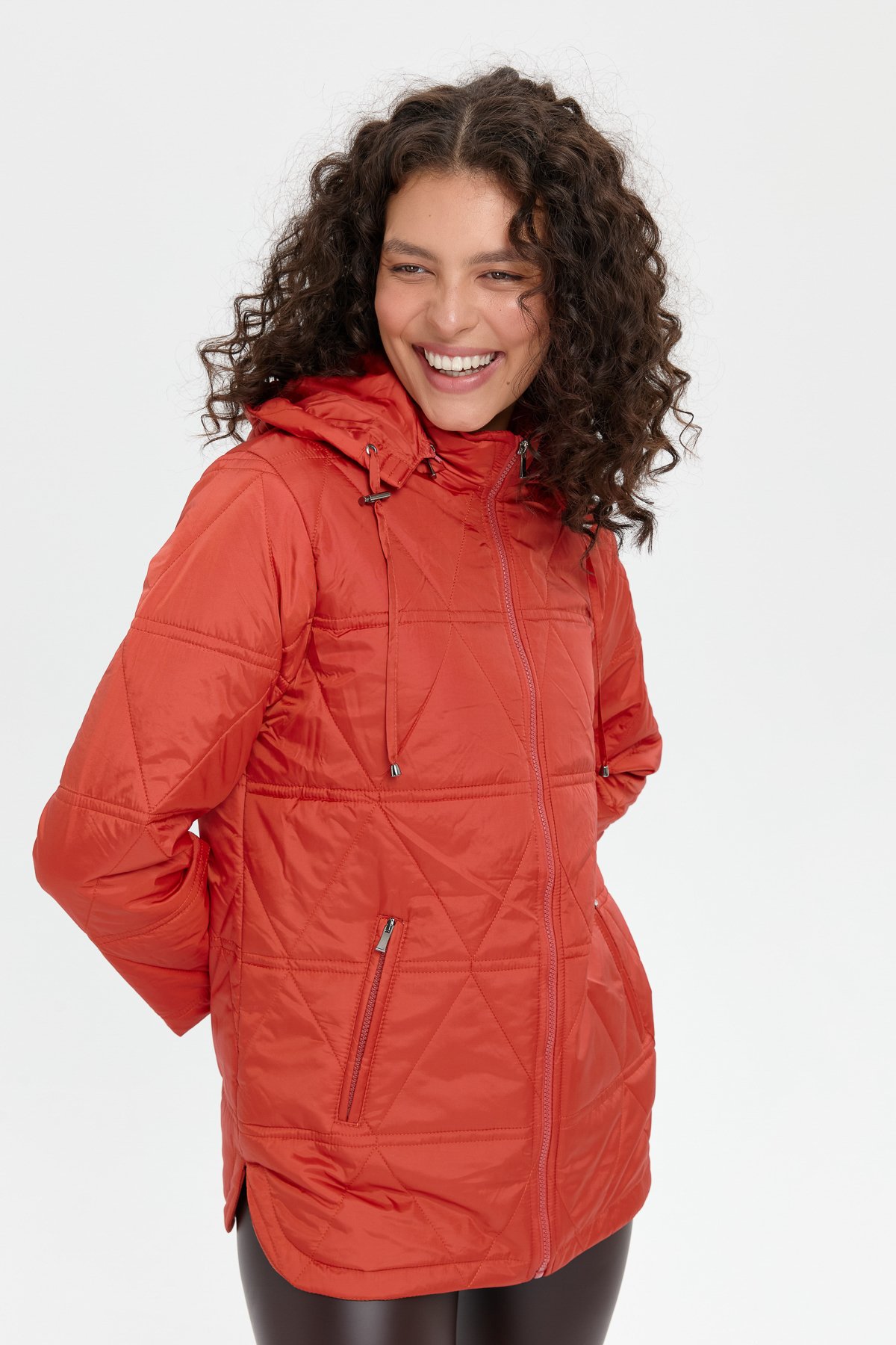 24413Kadın Kapüşonlu Üçgen Desenli Kısa Kapitone Kabana Kiremit