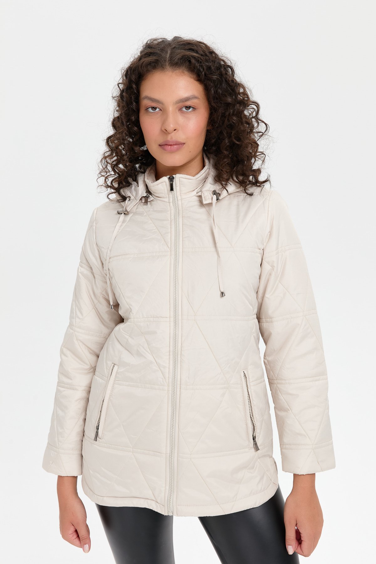 24413Kadın Kapüşonlu Üçgen Desenli Kısa Kapitone Kabana Taş