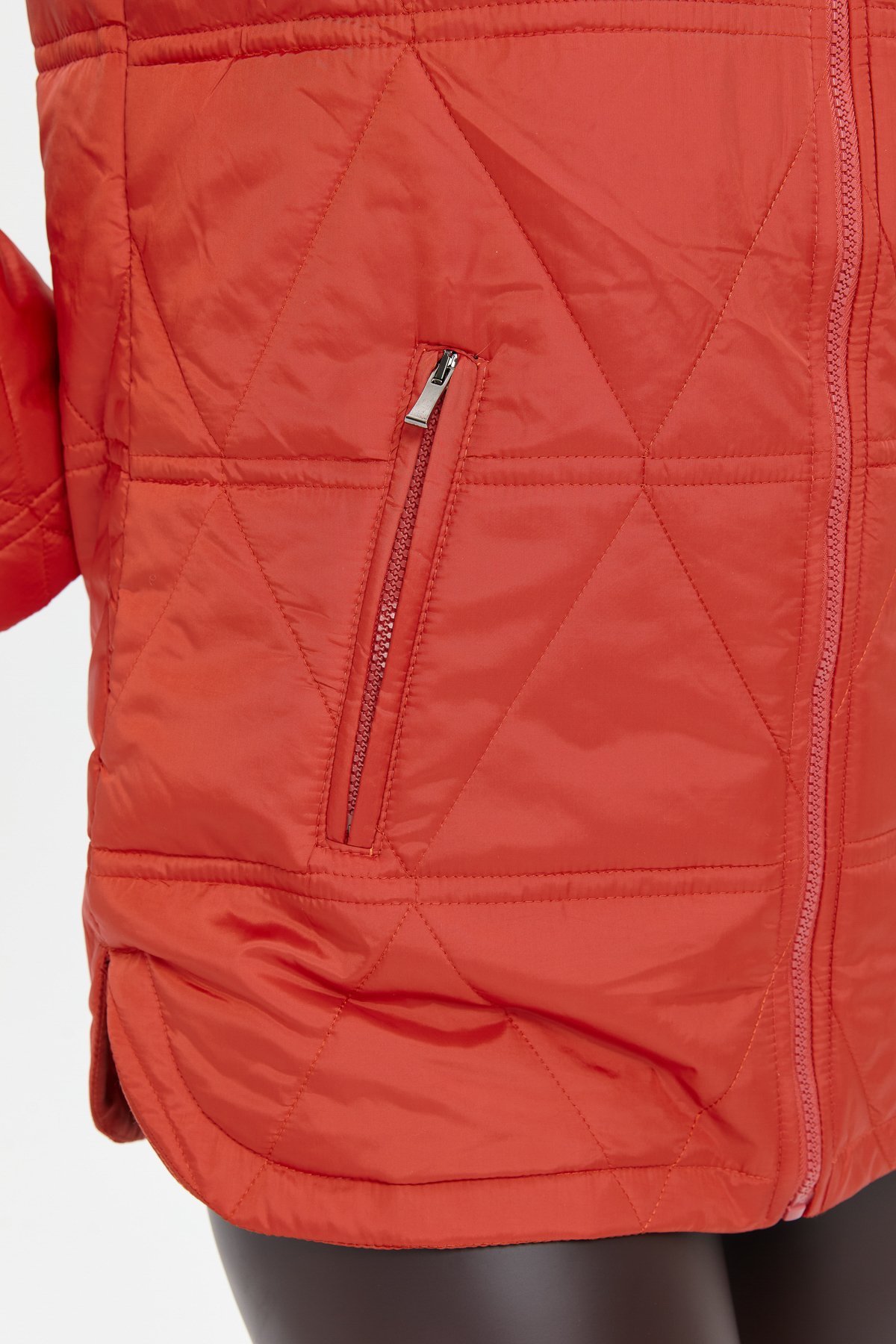 24413Kadın Kapüşonlu Üçgen Desenli Kısa Kapitone Kabana Kiremit