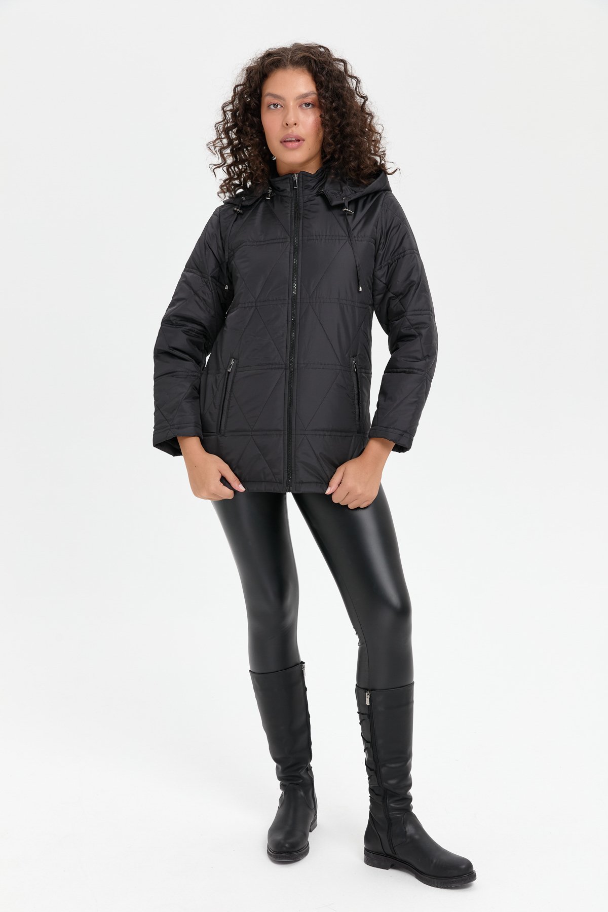 24413Kadın Kapüşonlu Üçgen Desenli Kısa Kapitone Kabana Siyah