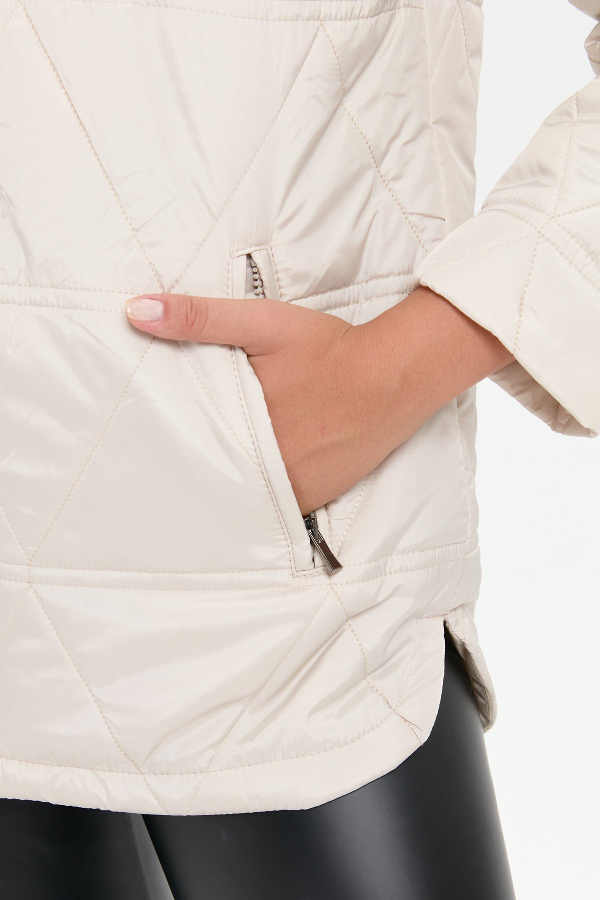 24413Kadın Kapüşonlu Üçgen Desenli Kısa Kapitone Kabana Taş