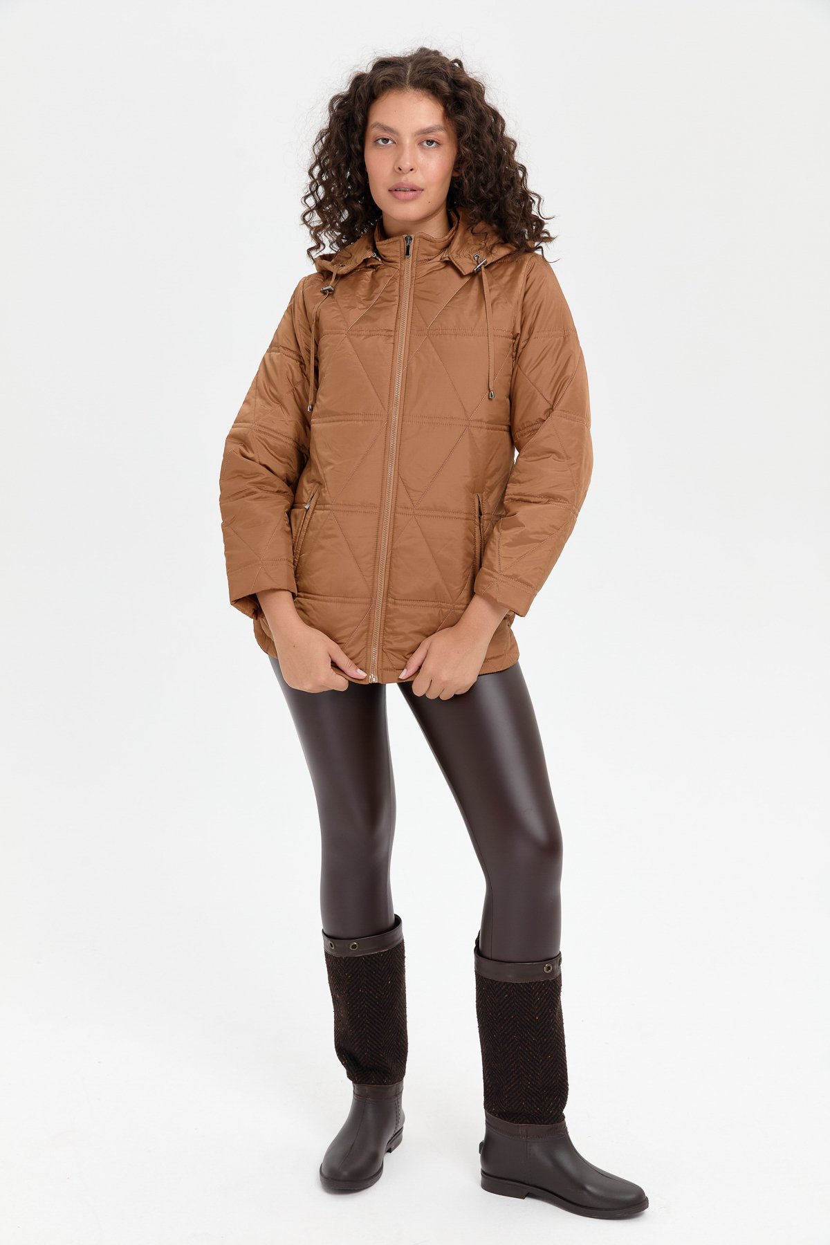 24413Kadın Kapüşonlu Üçgen Desenli Kısa Kapitone Kabana Vizon