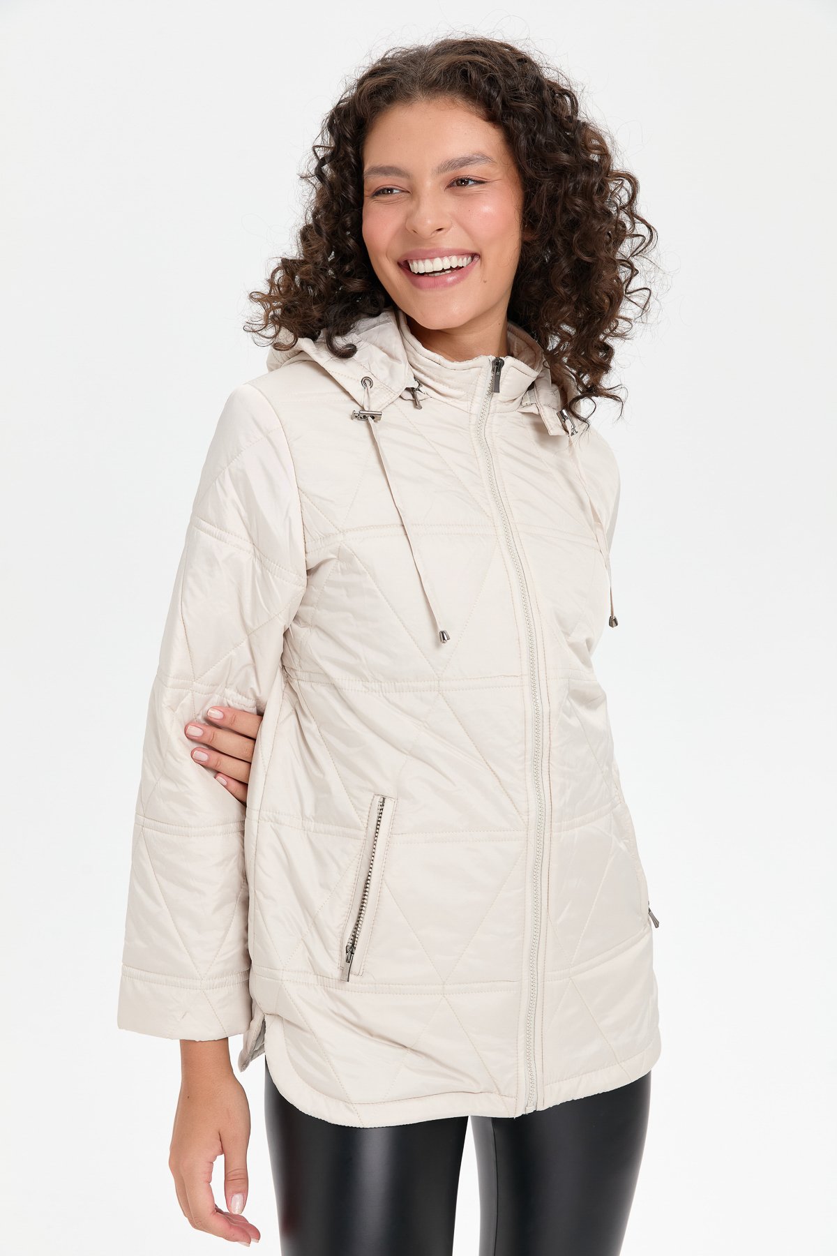 24413Kadın Kapüşonlu Üçgen Desenli Kısa Kapitone Kabana Taş