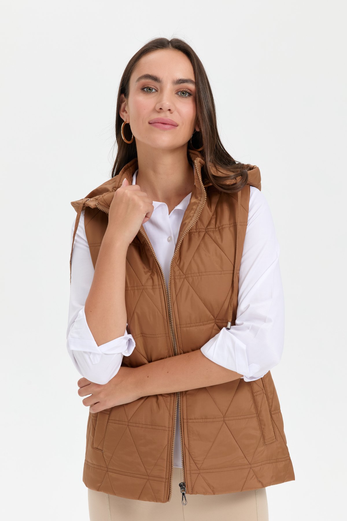 24414Kadın Kapüşonlu Üçgen Desenli Kısa Kapitone Yelek Vizon