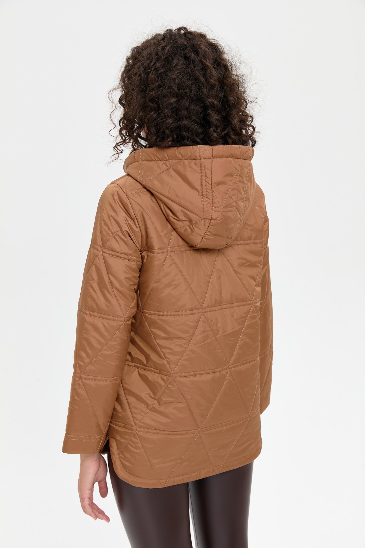 24413Kadın Kapüşonlu Üçgen Desenli Kısa Kapitone Kabana Vizon