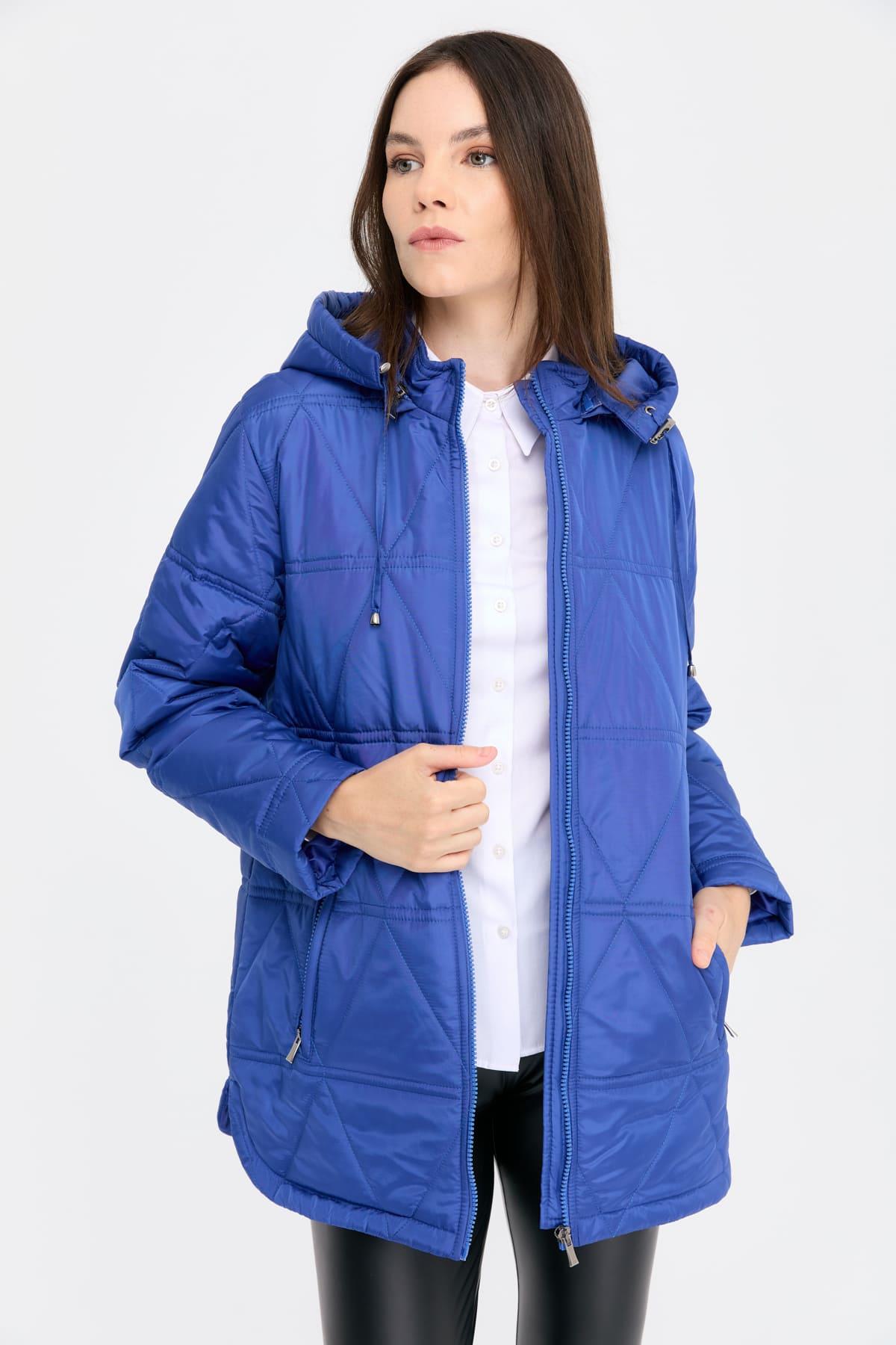 24413Kadın Kapüşonlu Üçgen Desenli Kısa Kapitone Kabana Saks