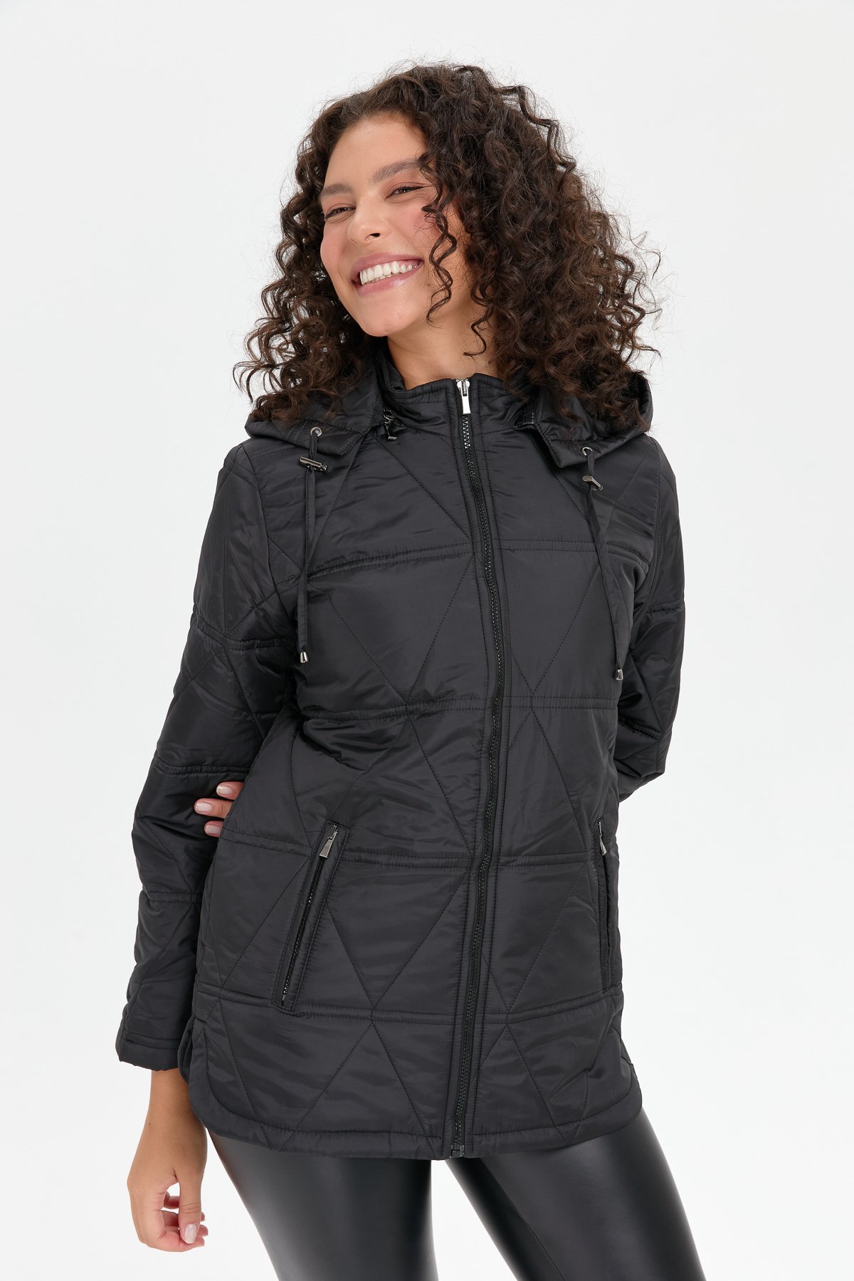 24413Kadın Kapüşonlu Üçgen Desenli Kısa Kapitone Kabana Siyah