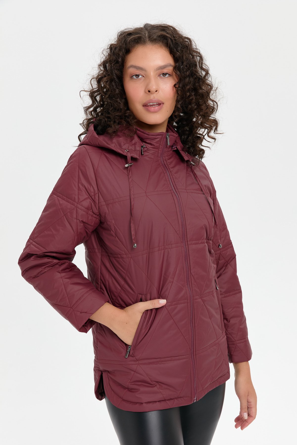 24413Kadın Kapüşonlu Üçgen Desenli Kısa Kapitone Kabana Bordo